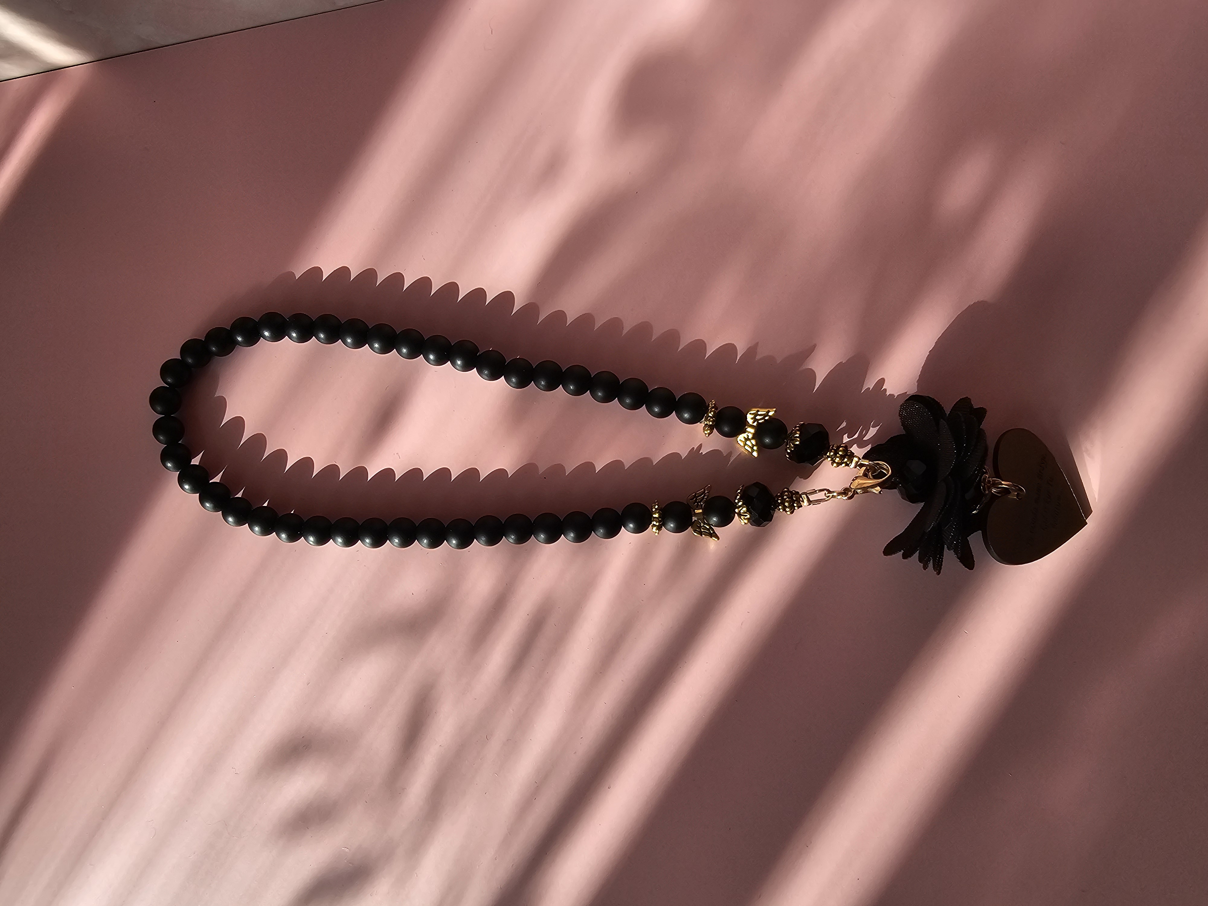 Automobilio pakabukas su užrašu "Tu visada mano širdyje, kad ir kur tu bebūtum"