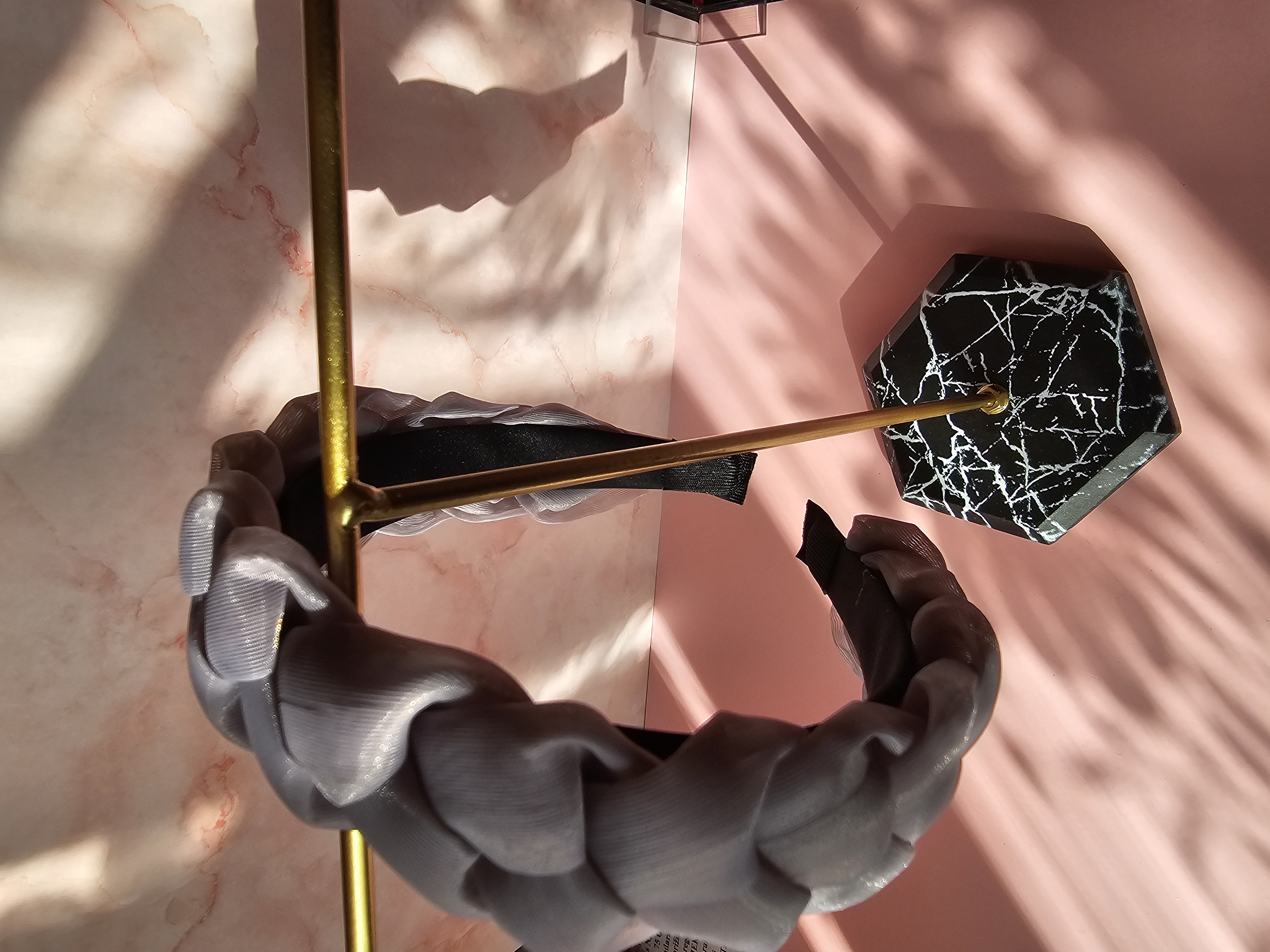 Pilkas pintas plaukų lankelis