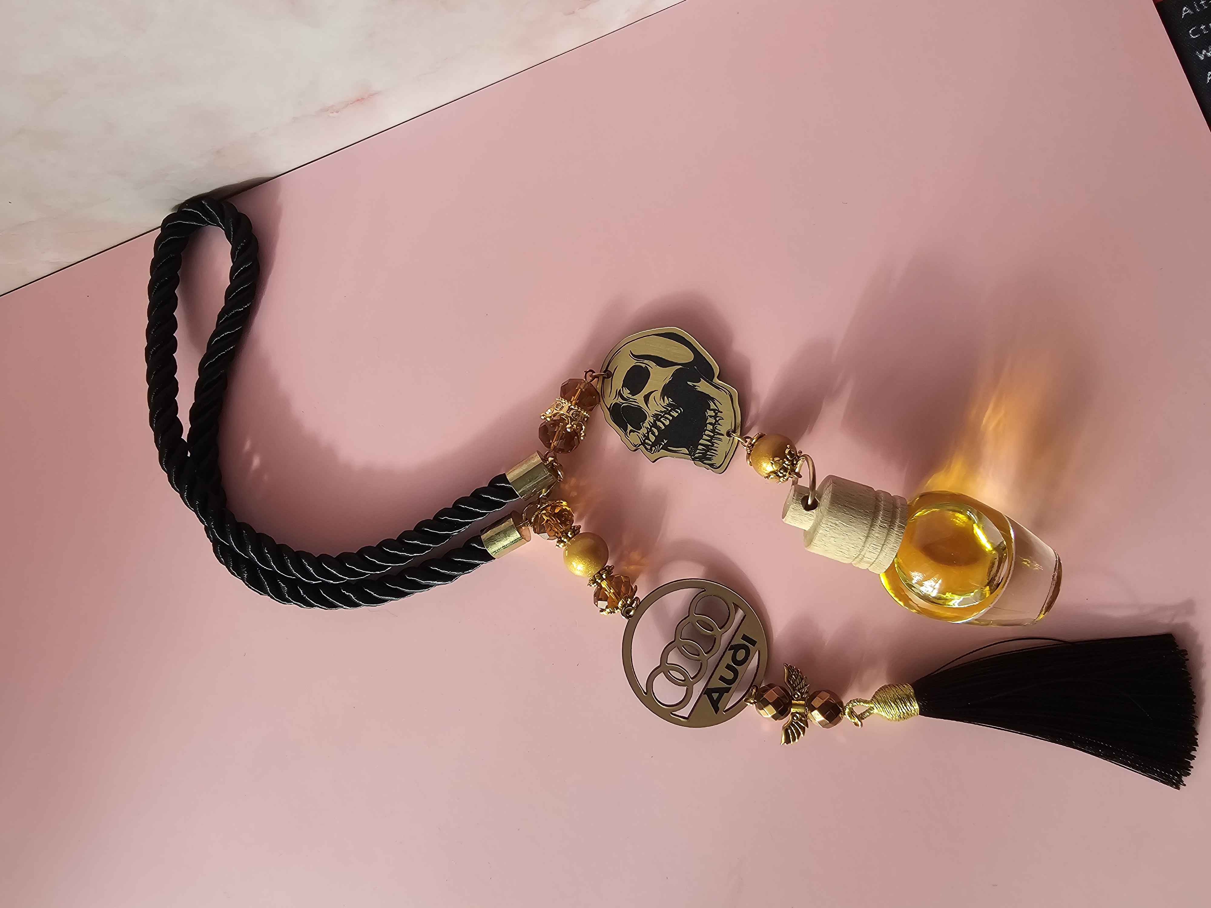 Automobilio pakabukas ir kvapukas su užrašu "Audi" ir kaukole