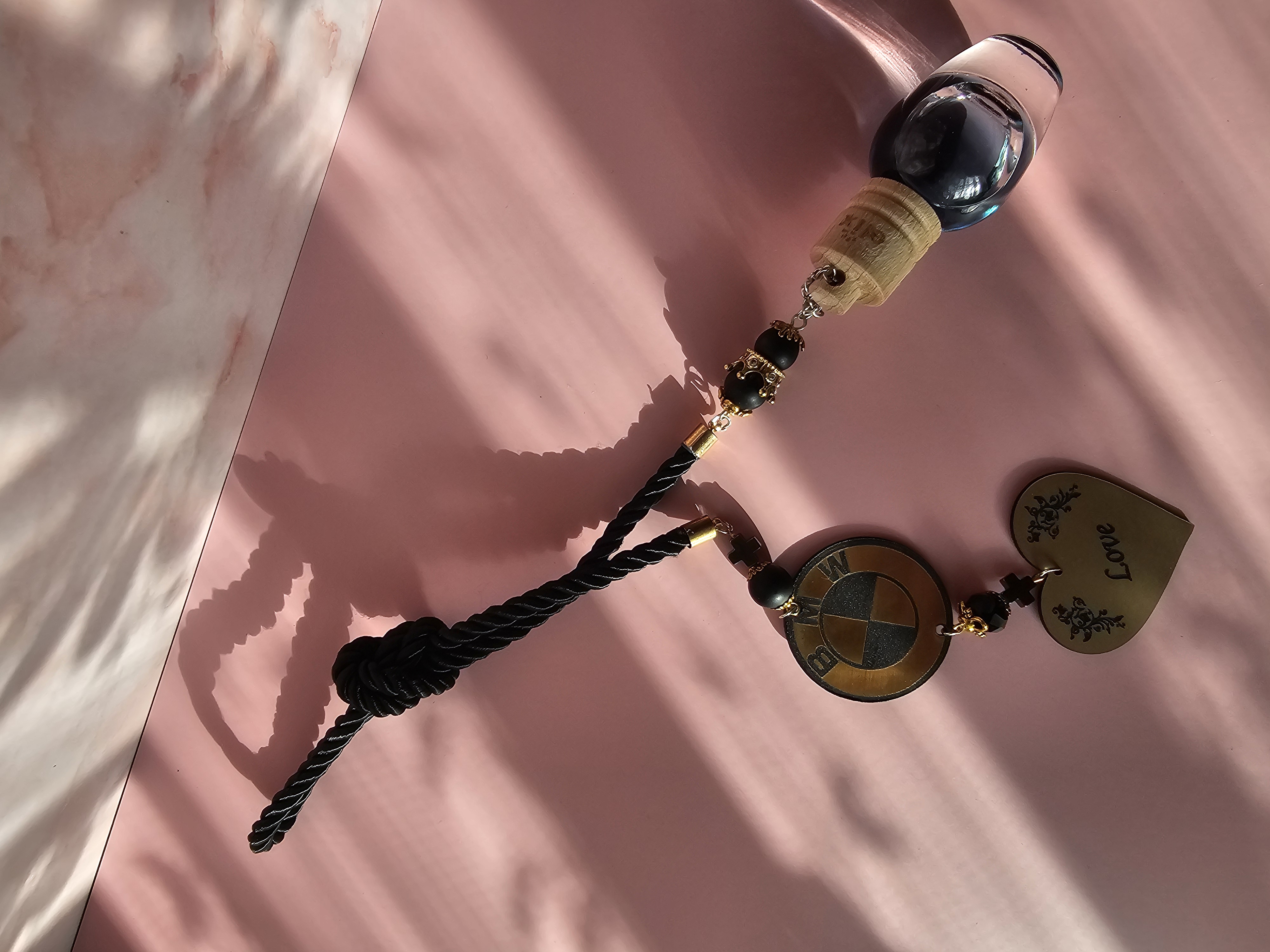 Automobilio pakabukas ir kvapukas su BMW ženkliuku ir užrašu " Love"