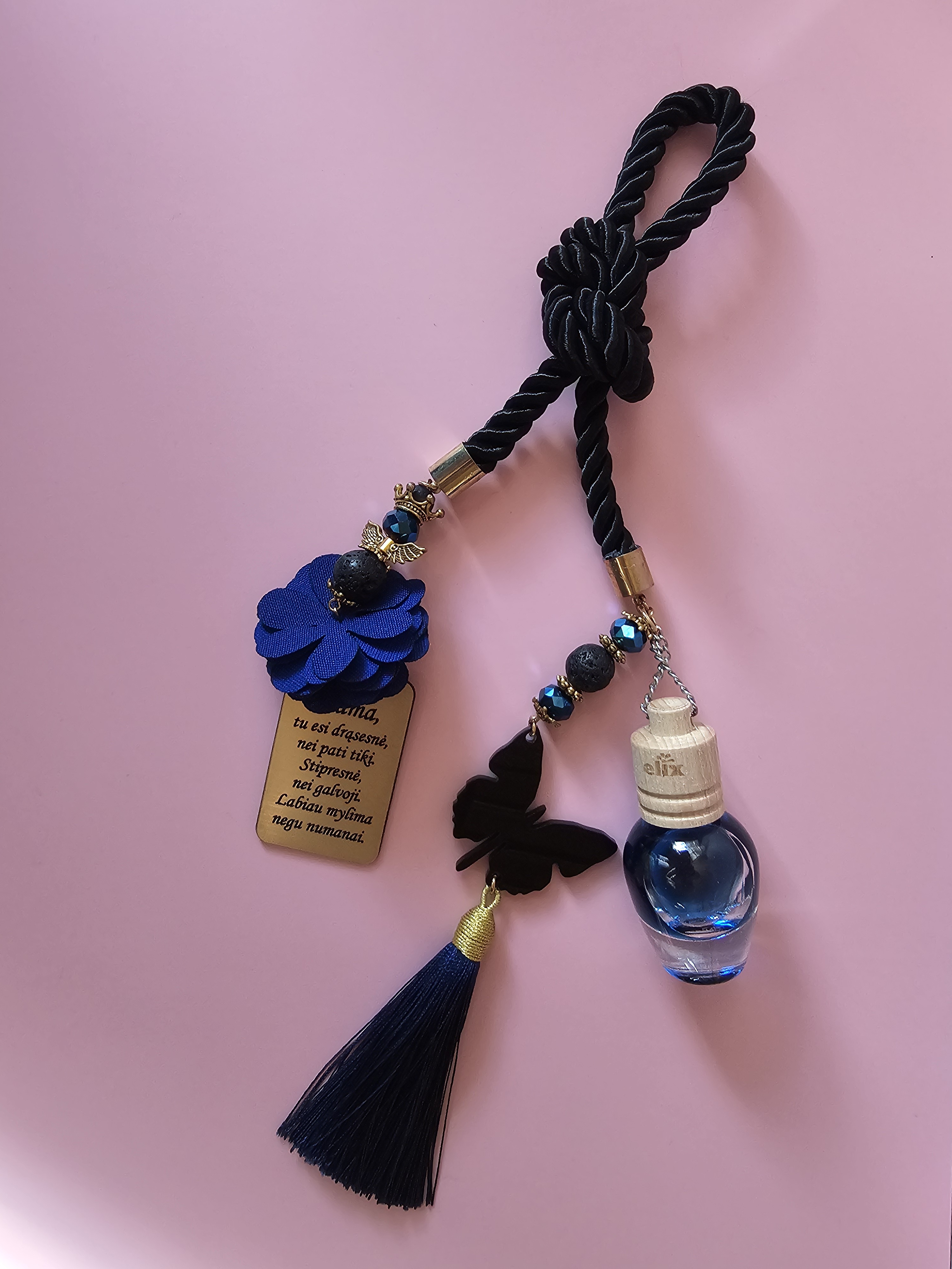 Automobilio pakabukas ir kvapukas su užrašu "Mama..."