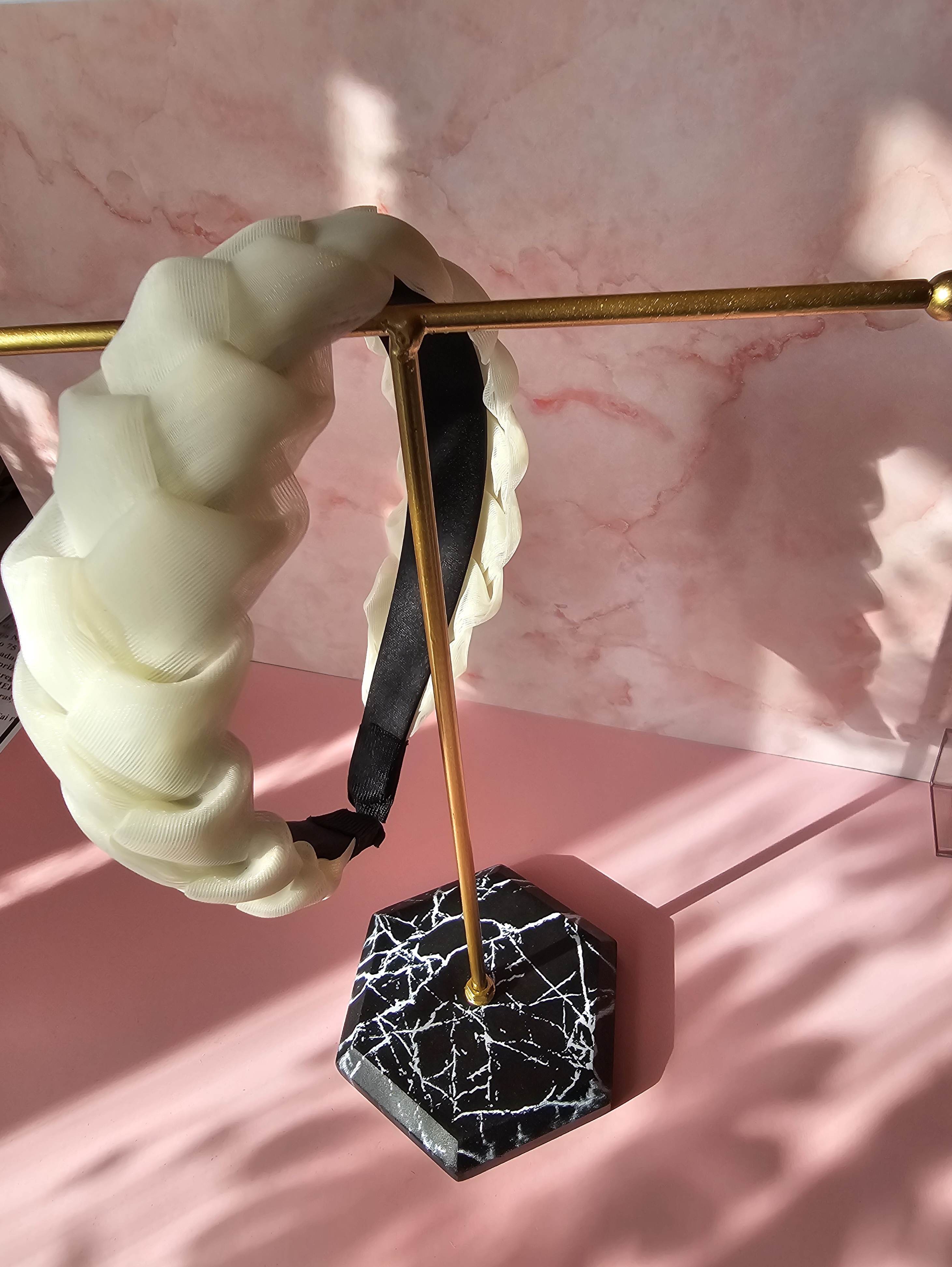 Baltas pintas plaukų lankelis