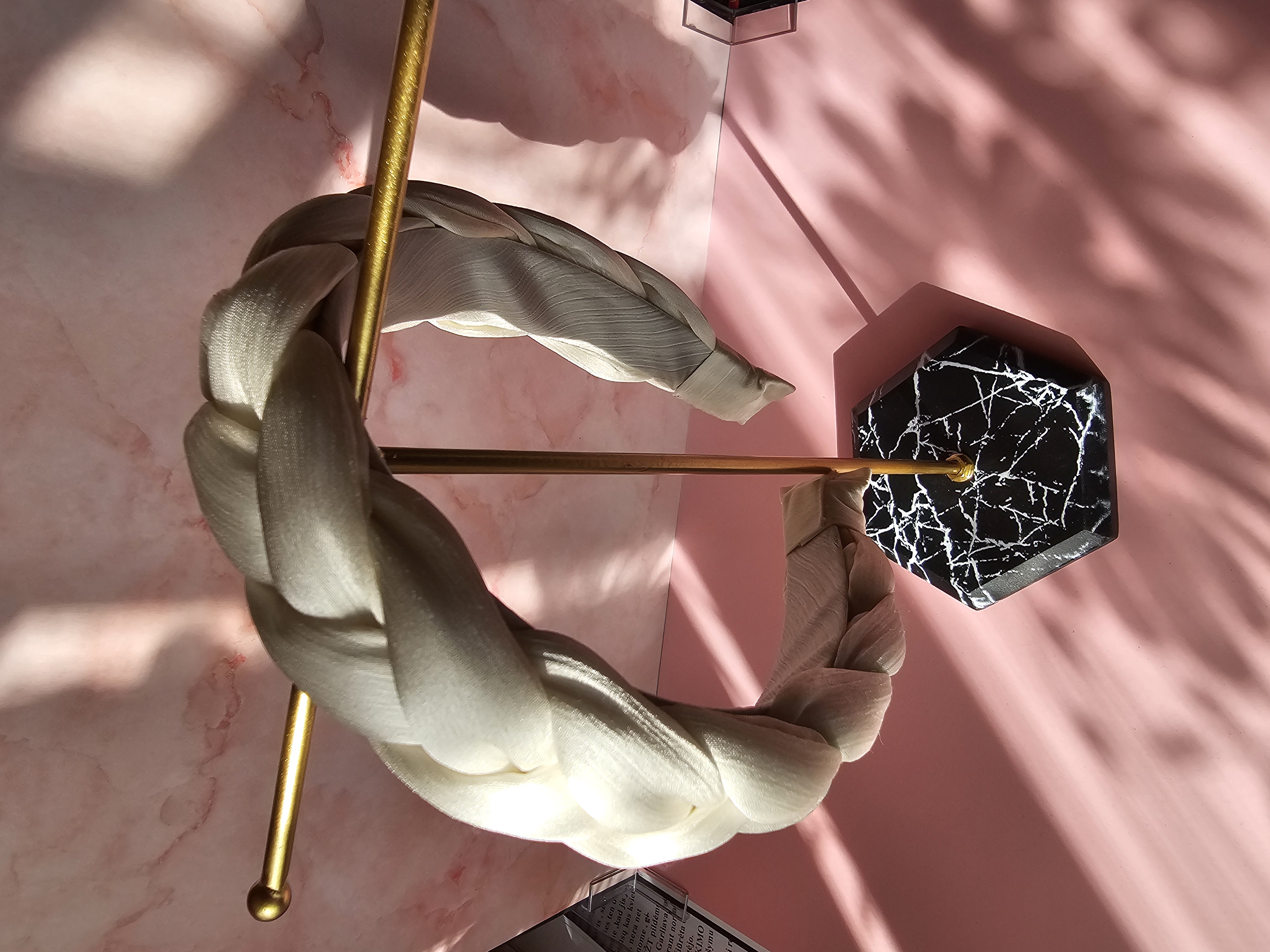 Baltas pintas plaukų lankelis