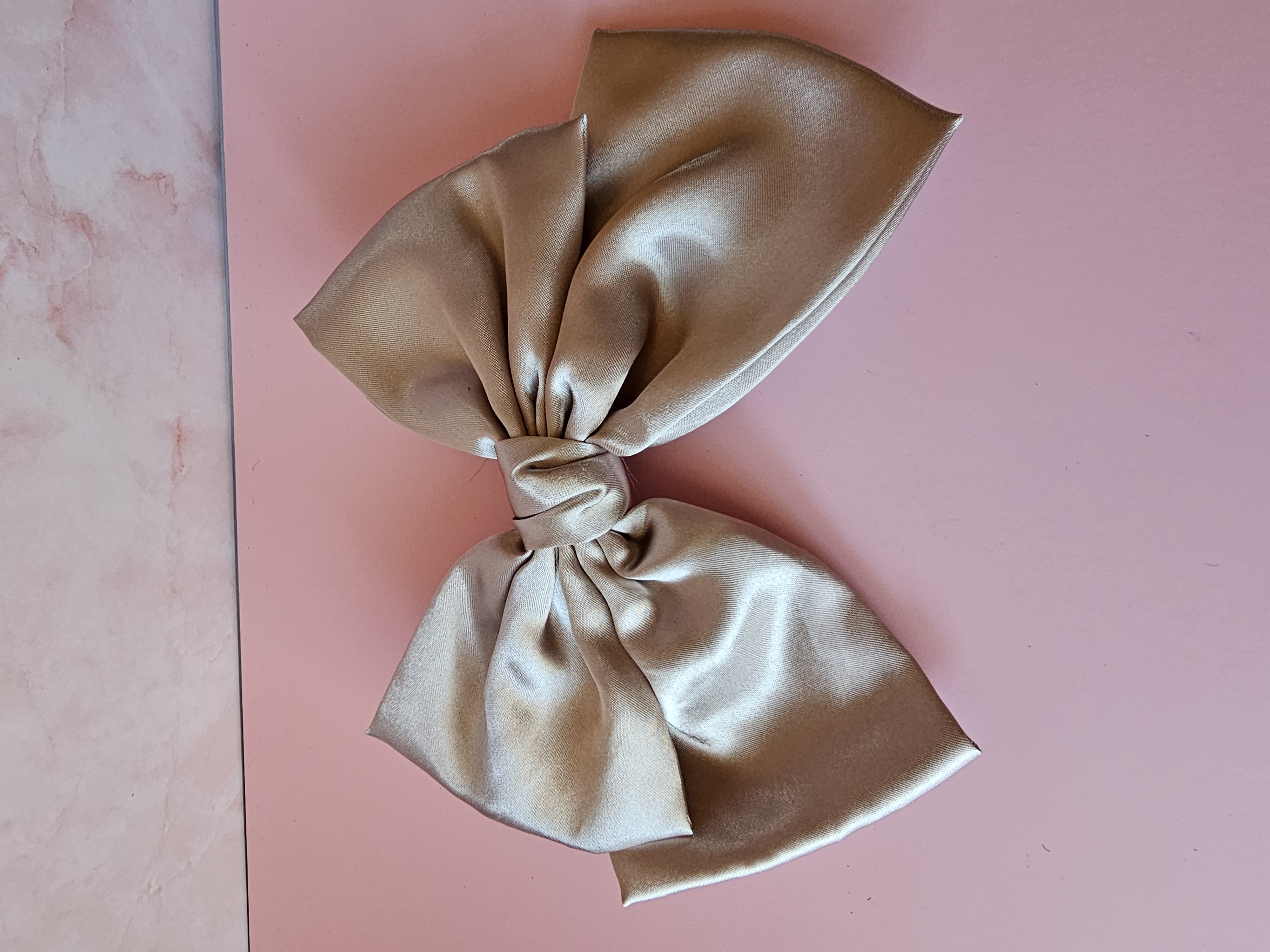 Plaukų segtukas kaspinas - pilkšvas satinas