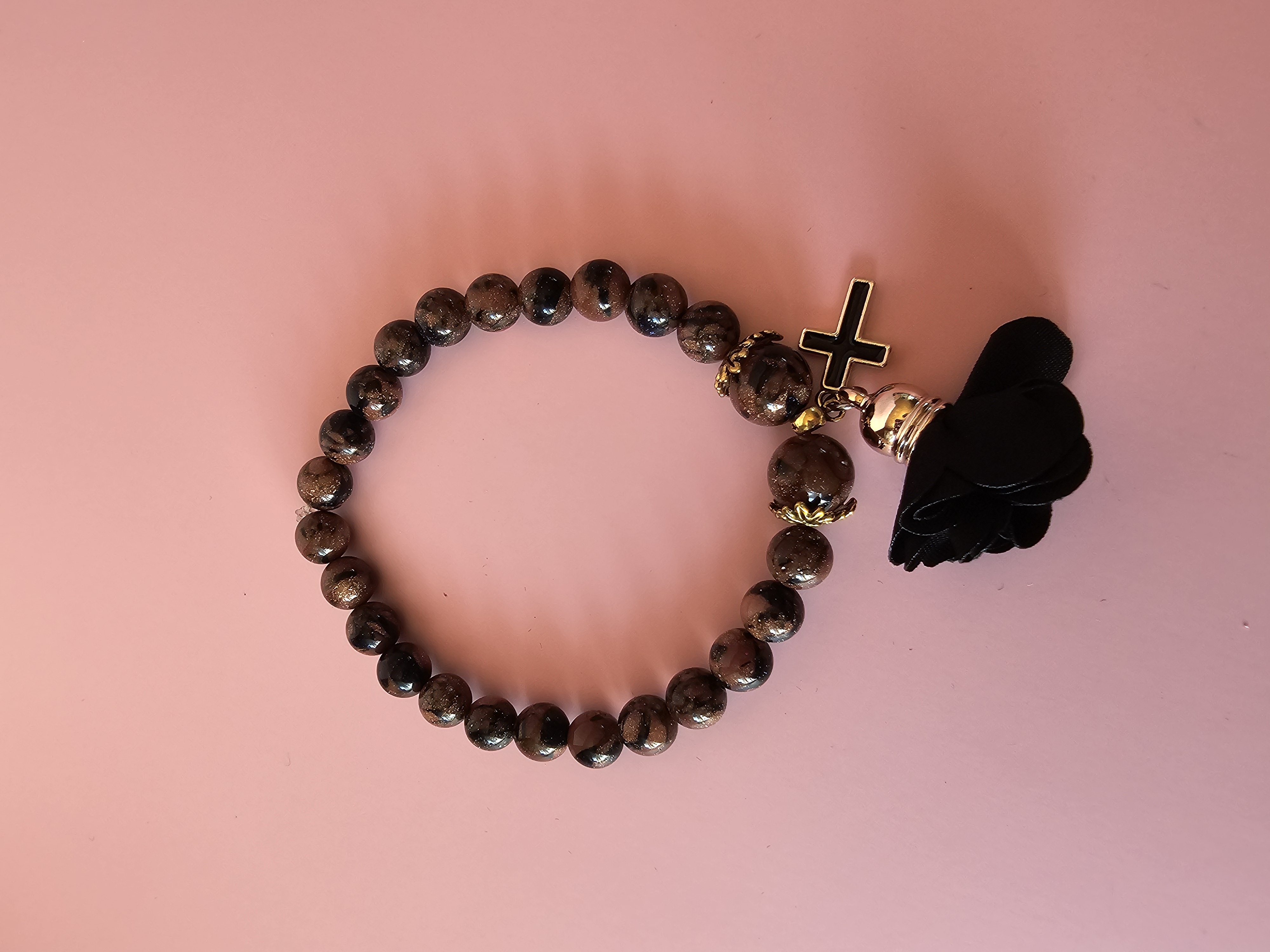 Apyrankė su saulės akmeniu, gėle ir juodu kryželiu