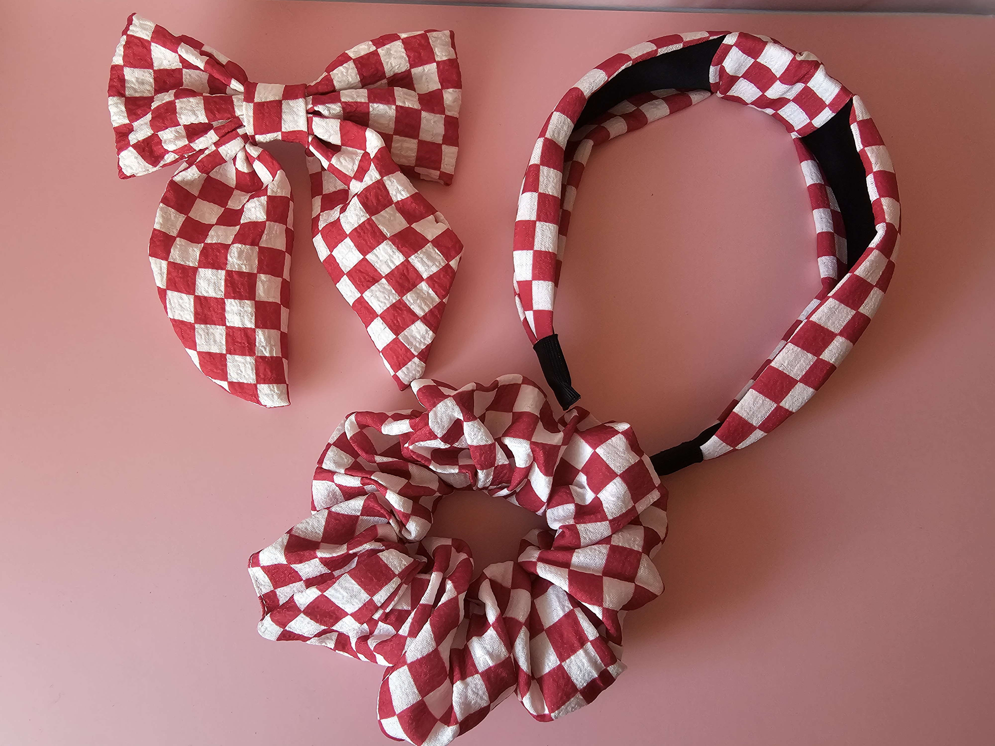 Komplektas plaukams - raudona ir balta langeliai