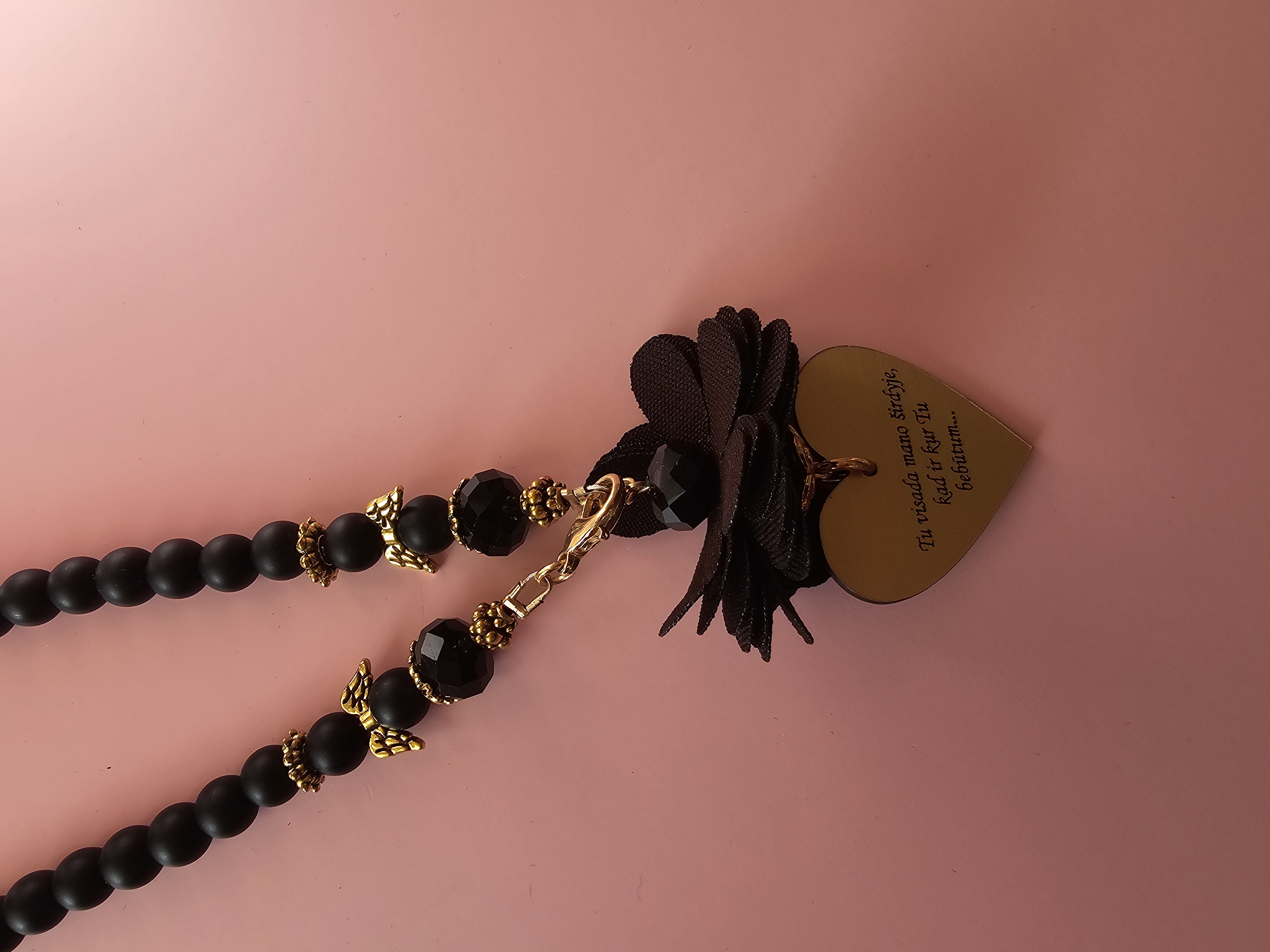 Automobilio pakabukas su užrašu "Tu visada mano širdyje, kad ir kur tu bebūtum"