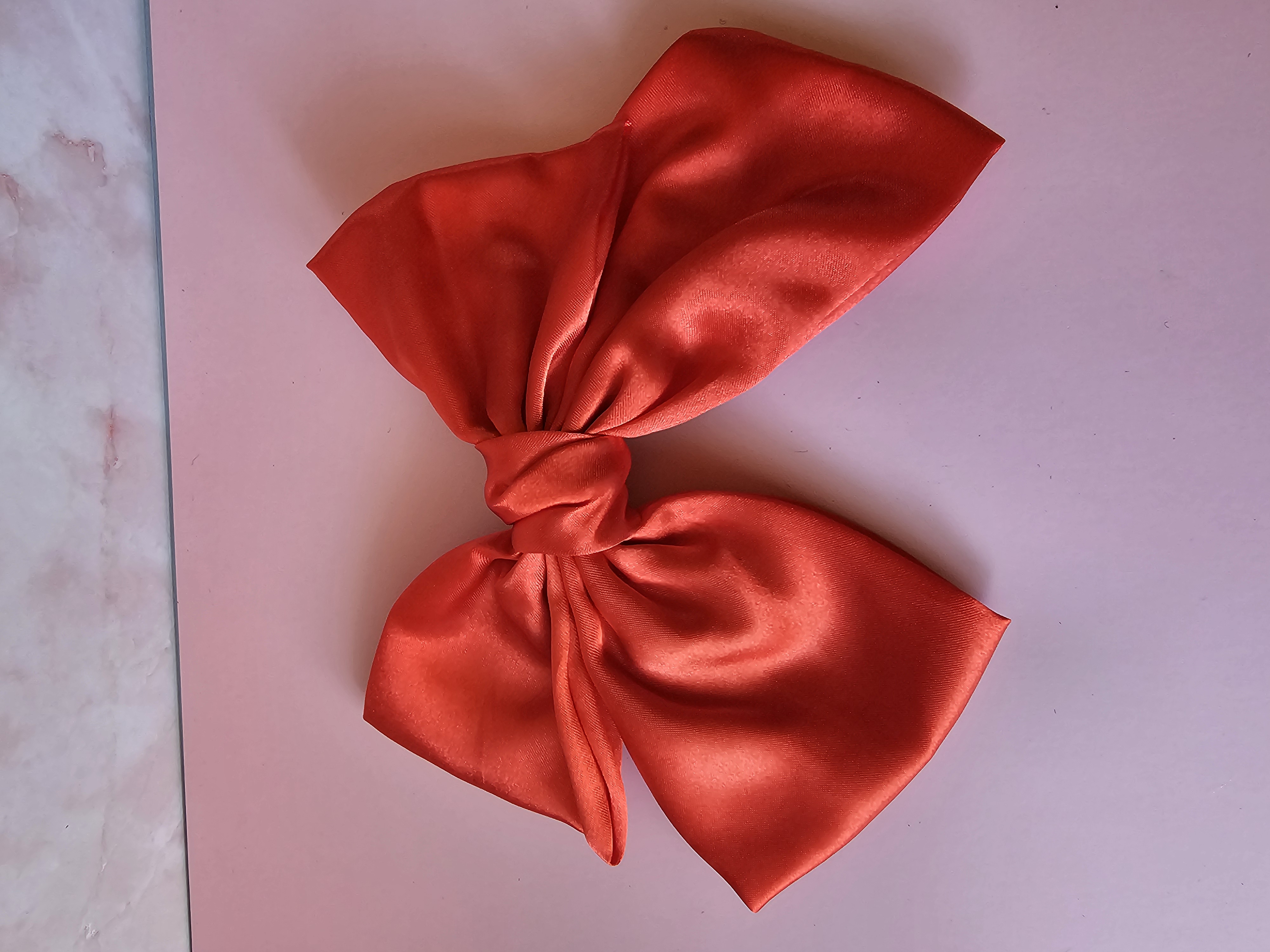 Plaukų segtukas kaspinas - ryškus raudonas satinas