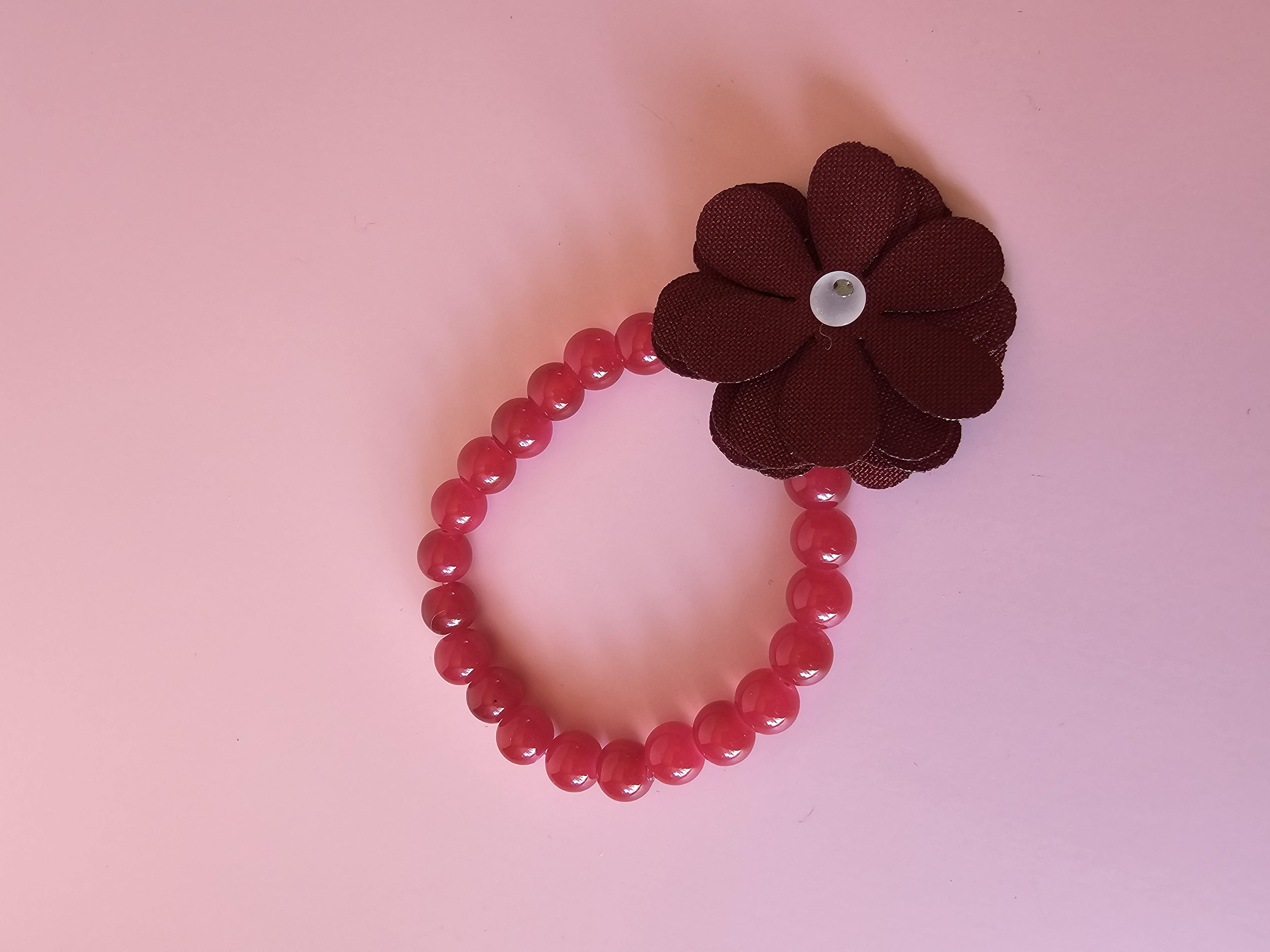 Raudona apyrankė su užrašu "Draugės"