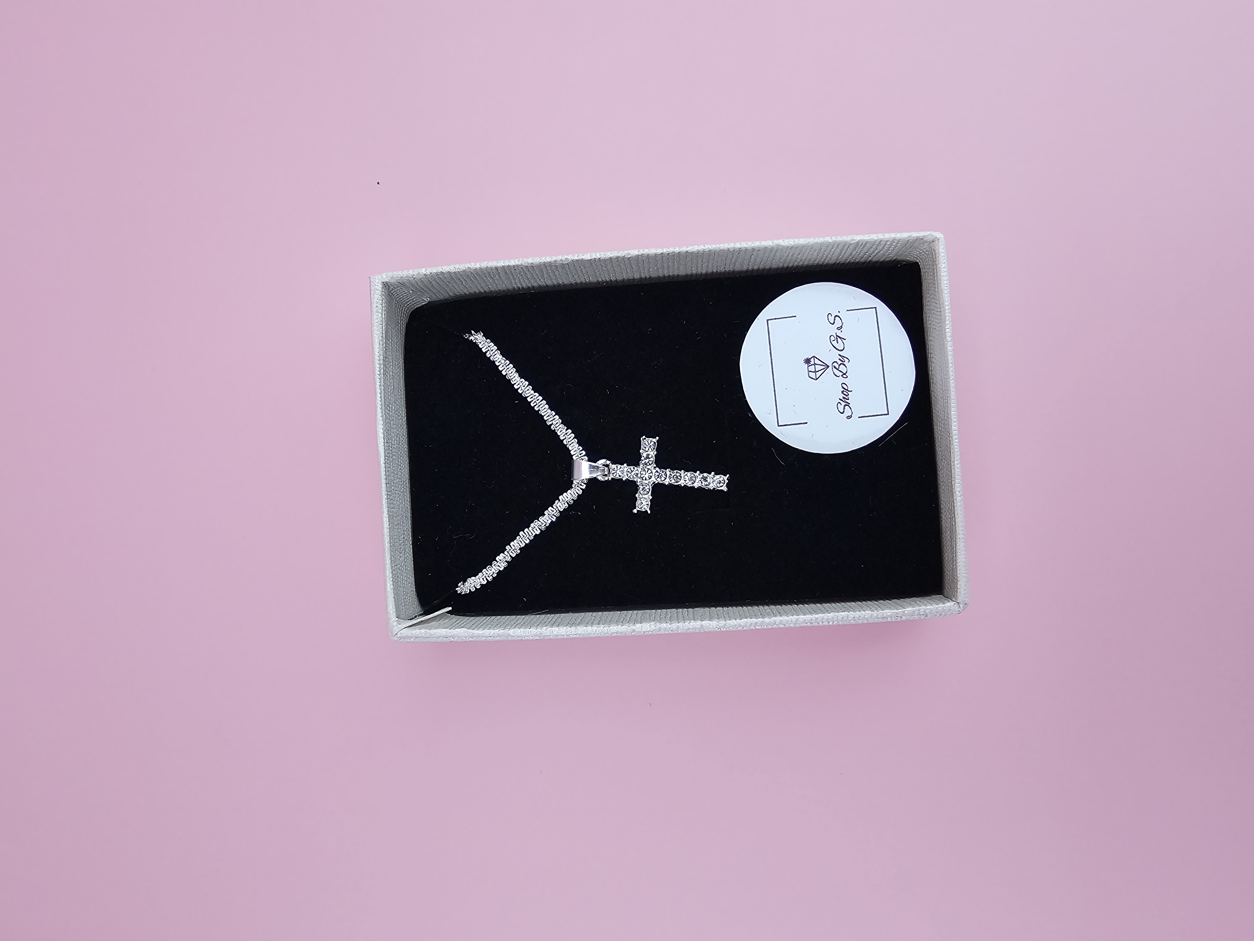 Grandinėlė su puošniu kryželiu