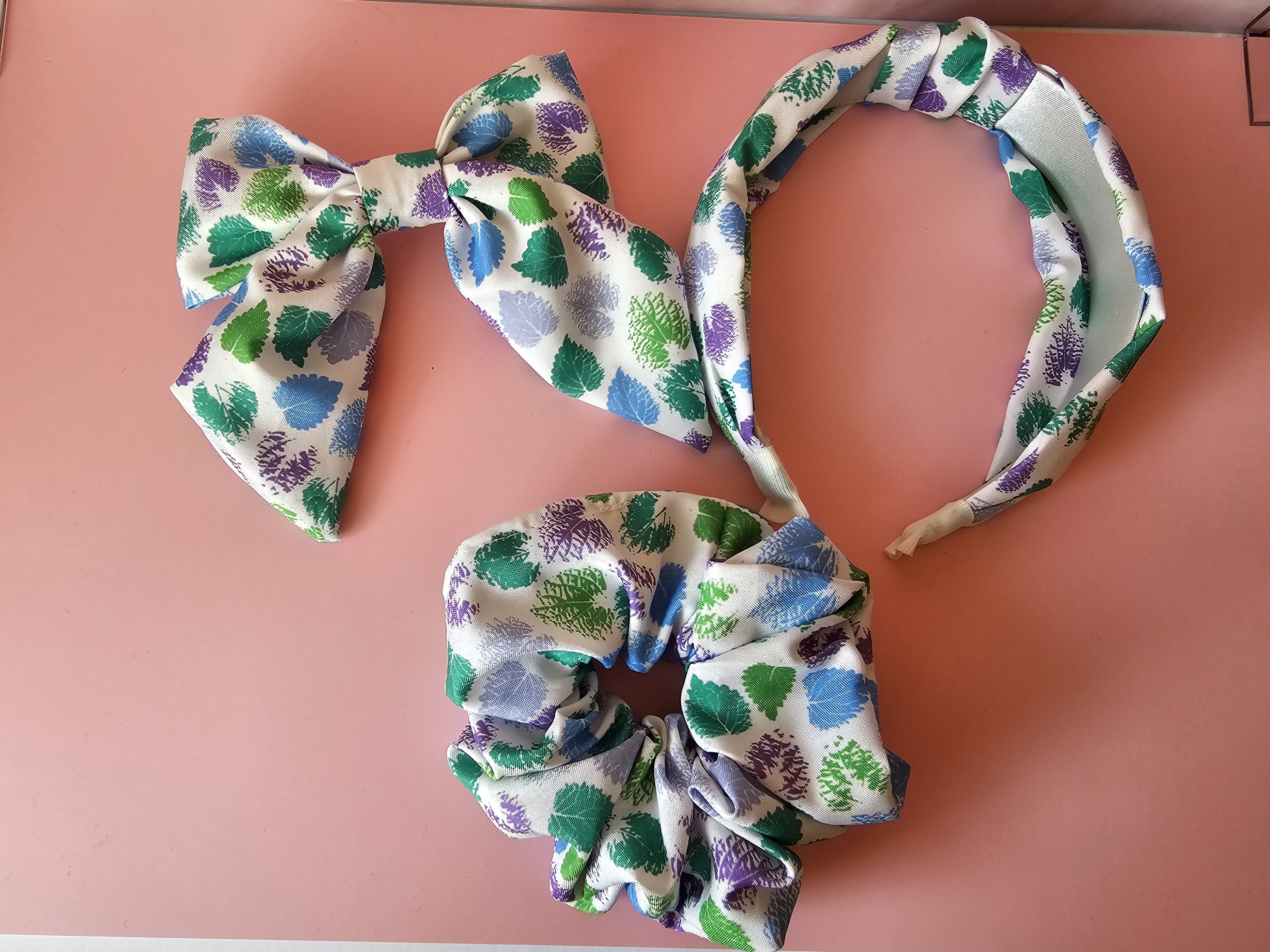 Komplektas plaukams - žali&violetiniai lapeliai