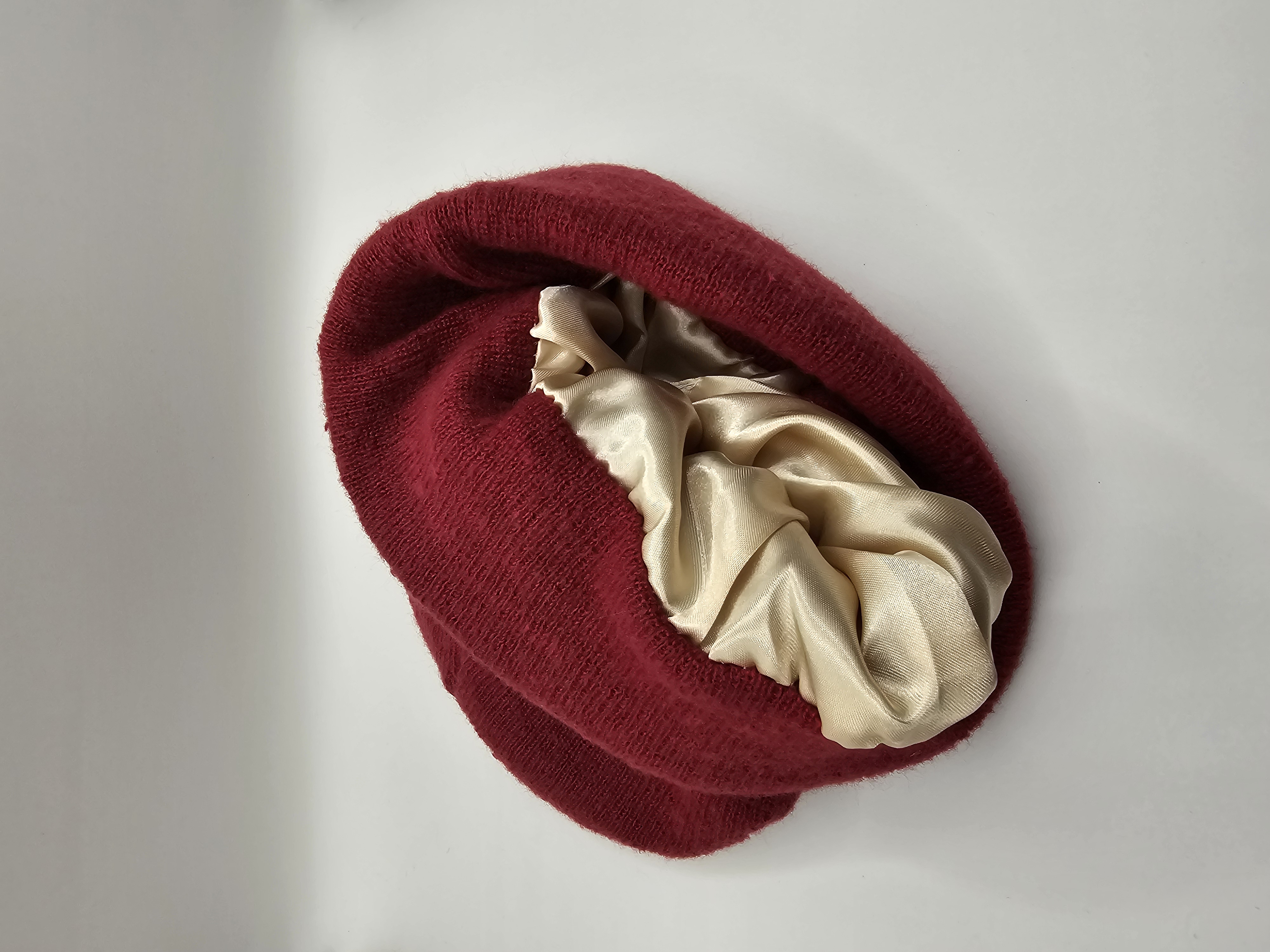 Bordo žieminė kepurė su šilku 