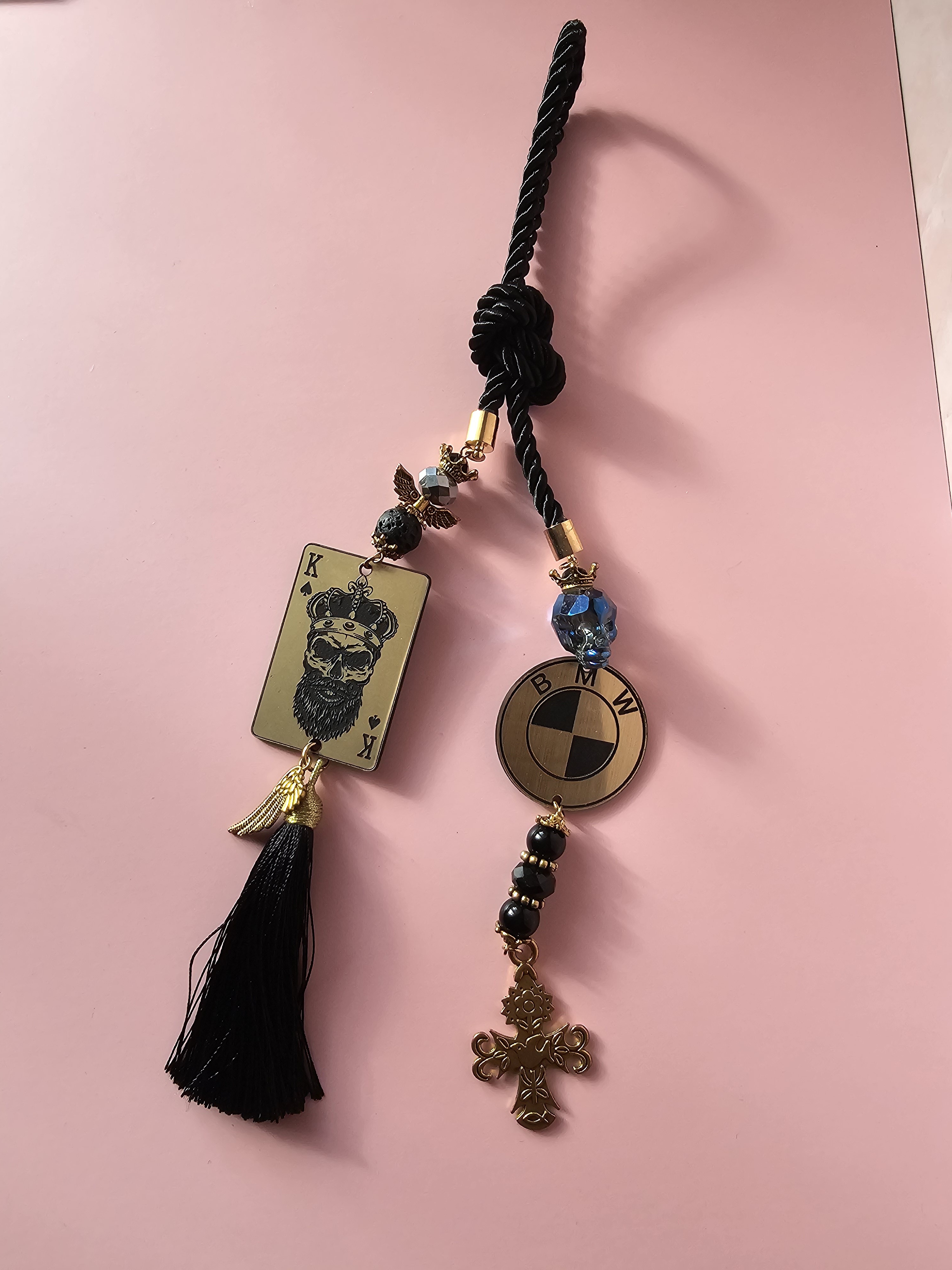 Automobilio pakabukas BMW, kaukolė ir kryžius