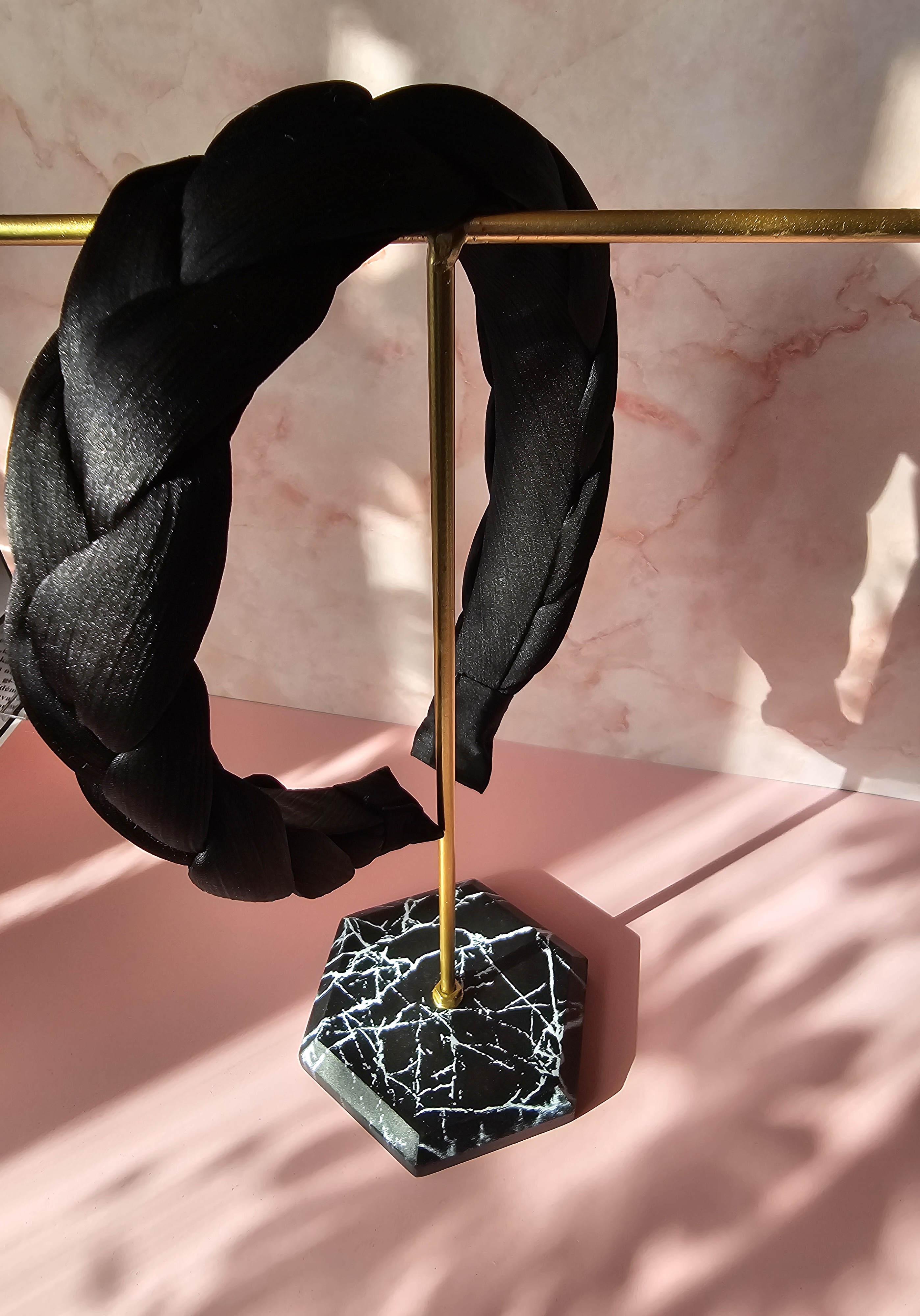 Juodas pintas plaukų lankelis