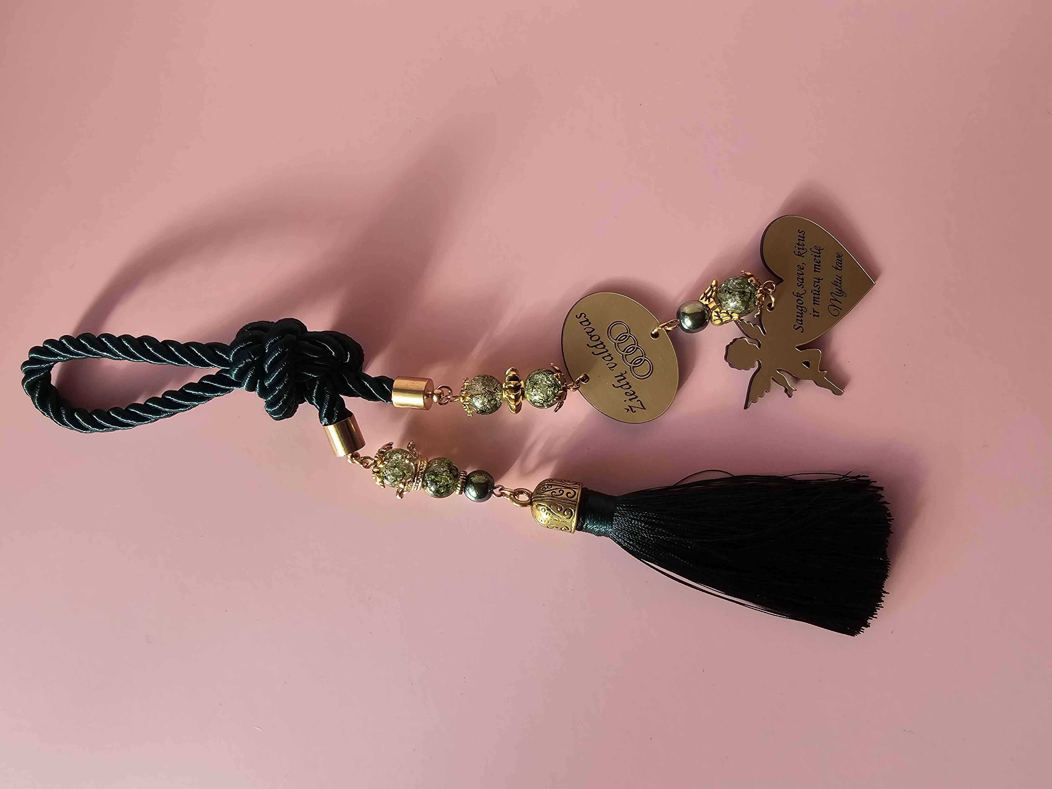 Automobilio pakabukas su užrašu "Žiedų valdovas"