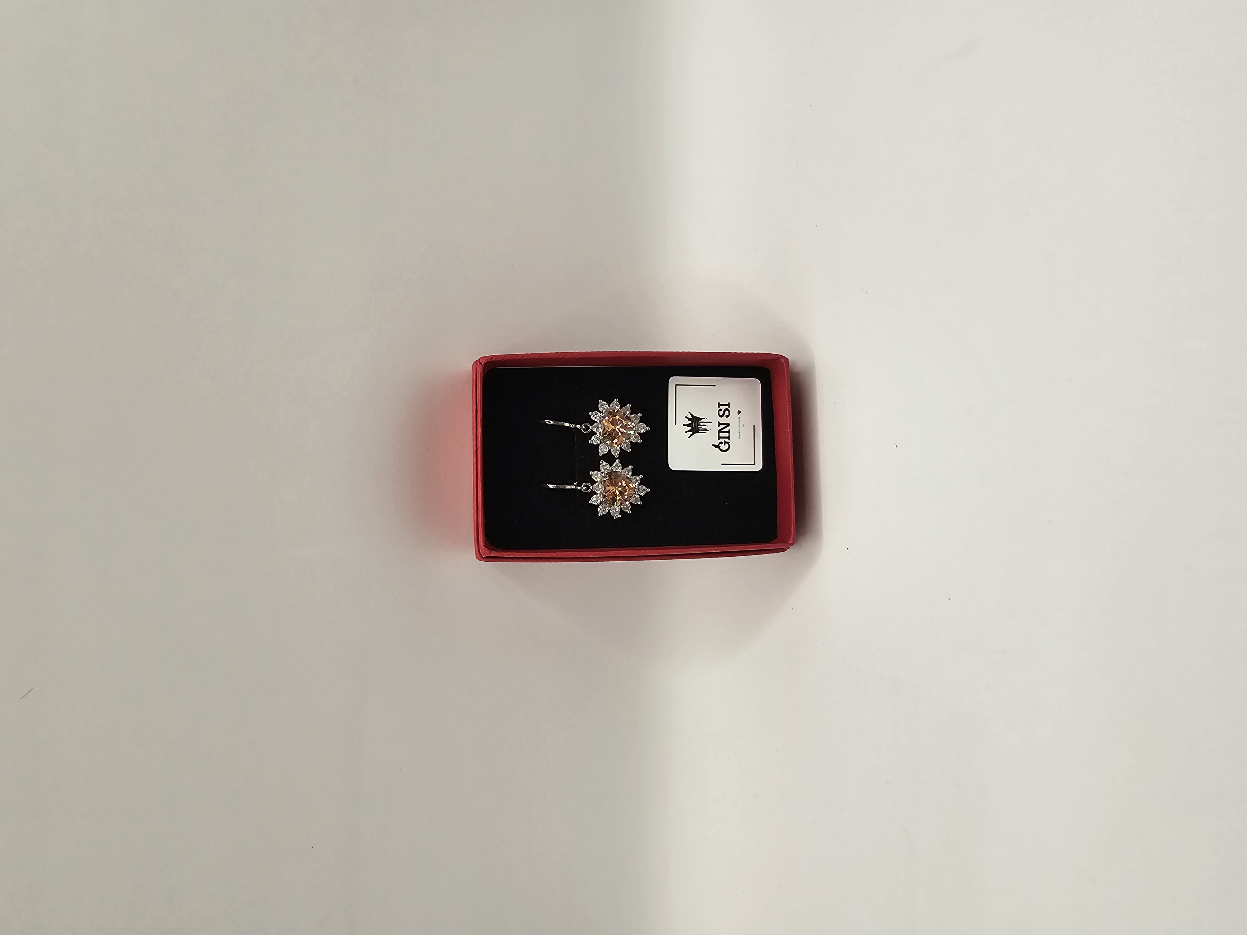 Auskarai širdelės su aukso spalvos cirkoniu