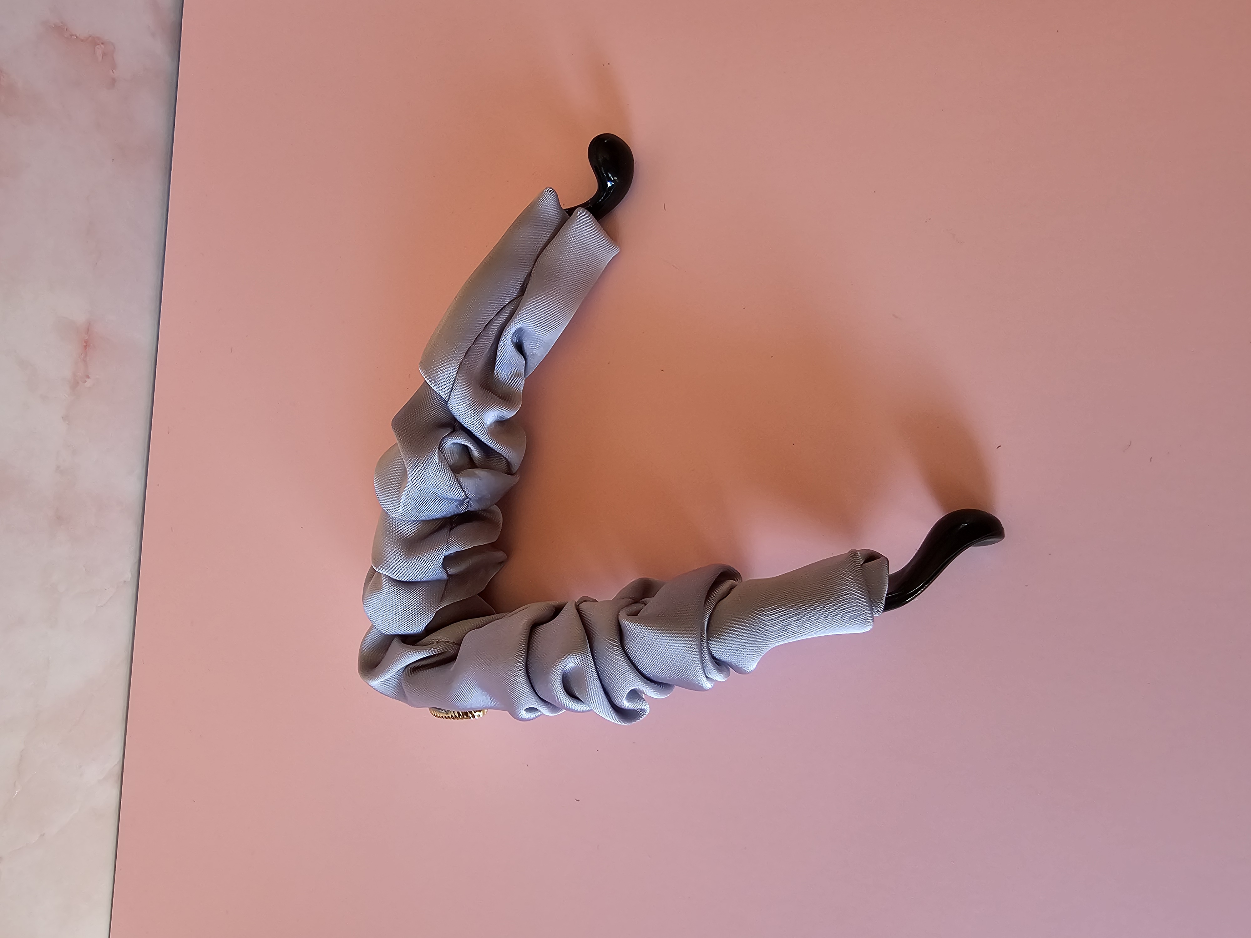 Plaukų segtukas - pilkšvas satino žiogelis