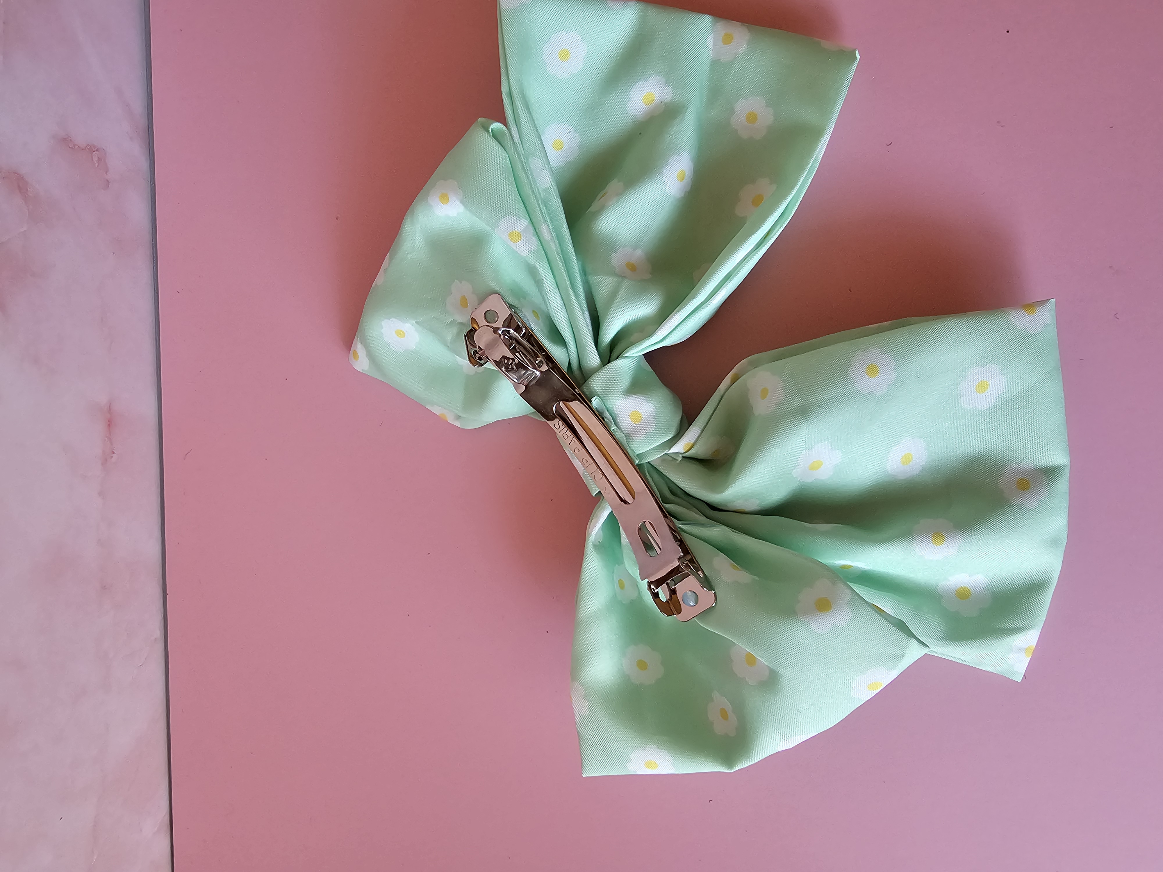 Plaukų kaspinas - švelniai žalsva ramunė