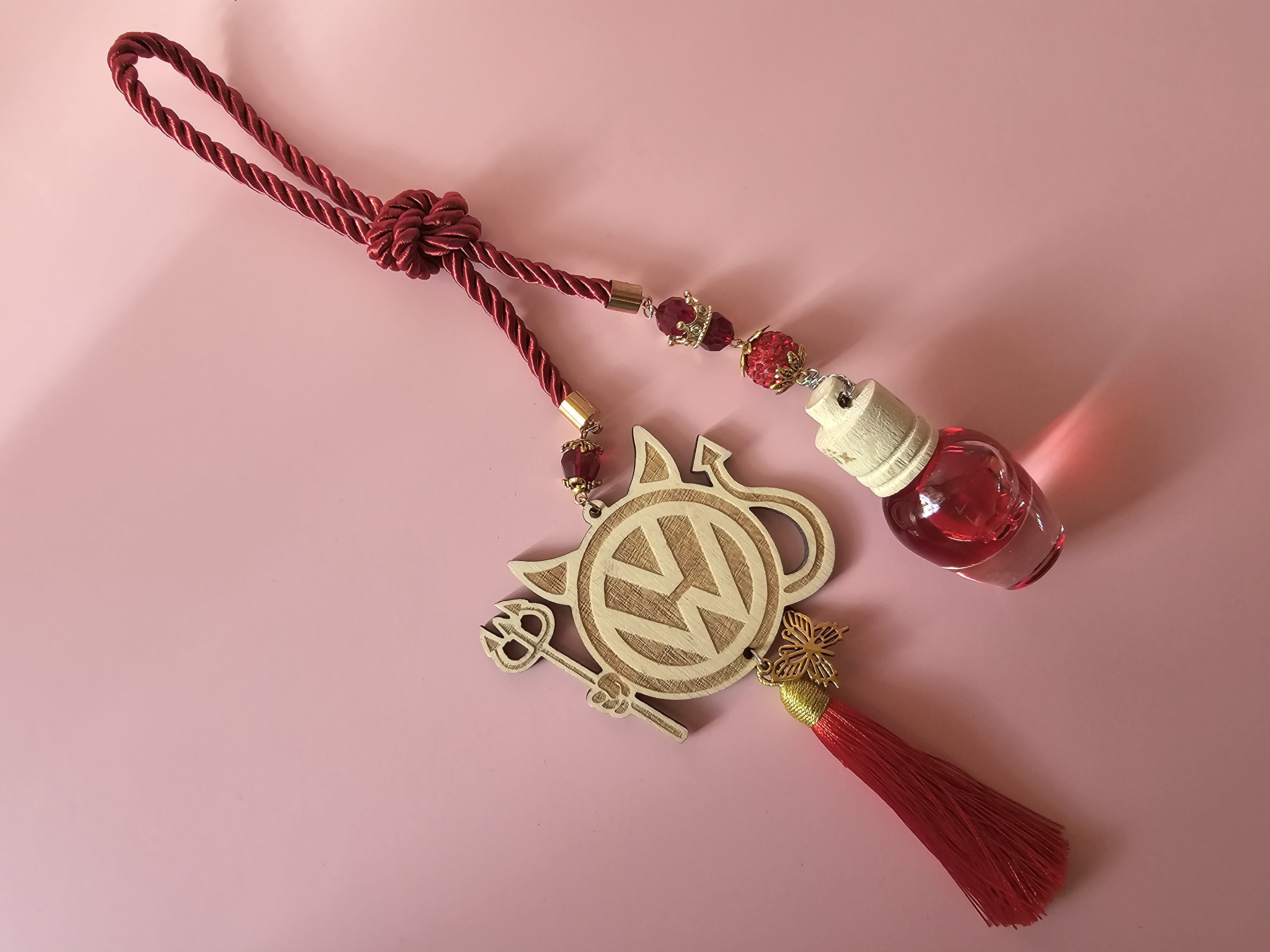 Automobilio pakabukas ir kvapukas su velniu - volkswagen