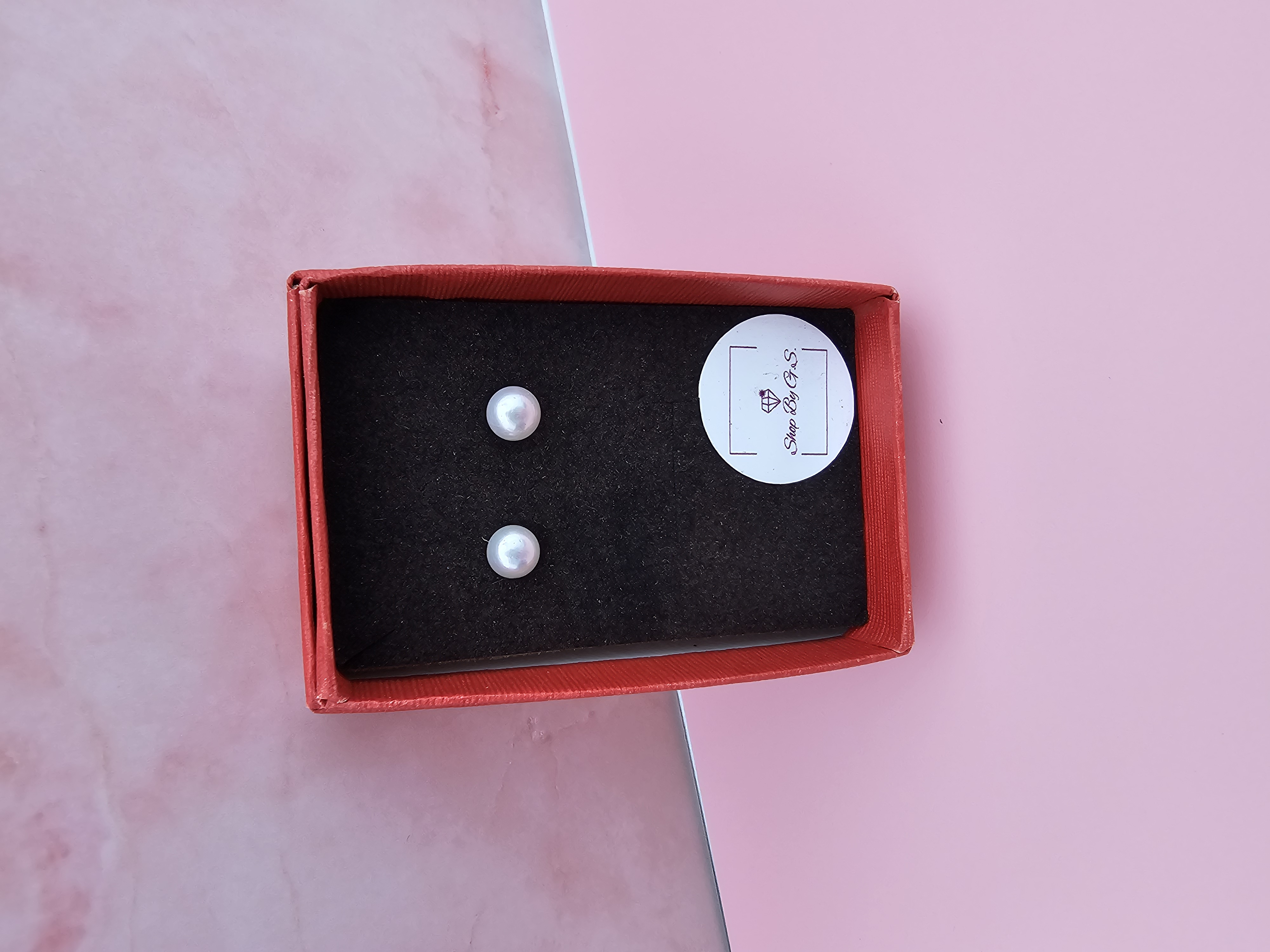 Auskarai su baltu upiniu perlu