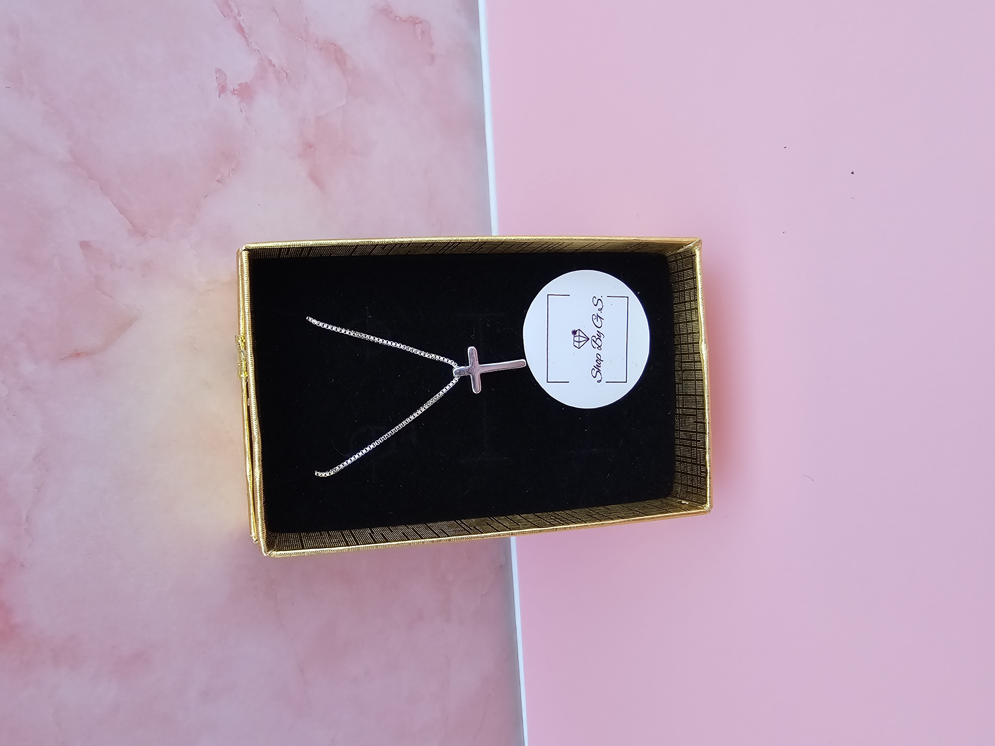 Grandinėlė su moderniu kryželiu