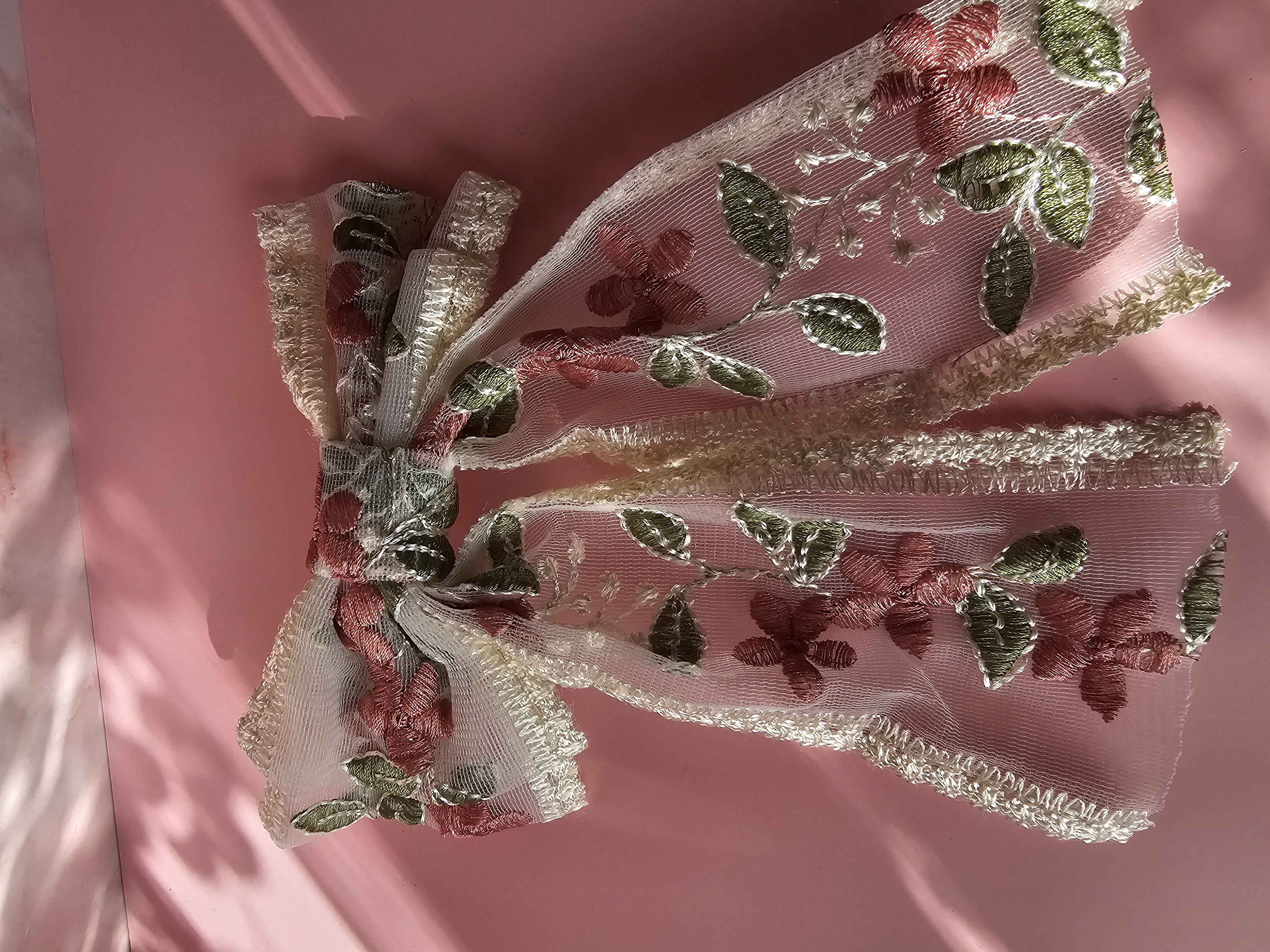 Plaukų segtukas kaspinas - nėriniai su ryškia rožine gėle