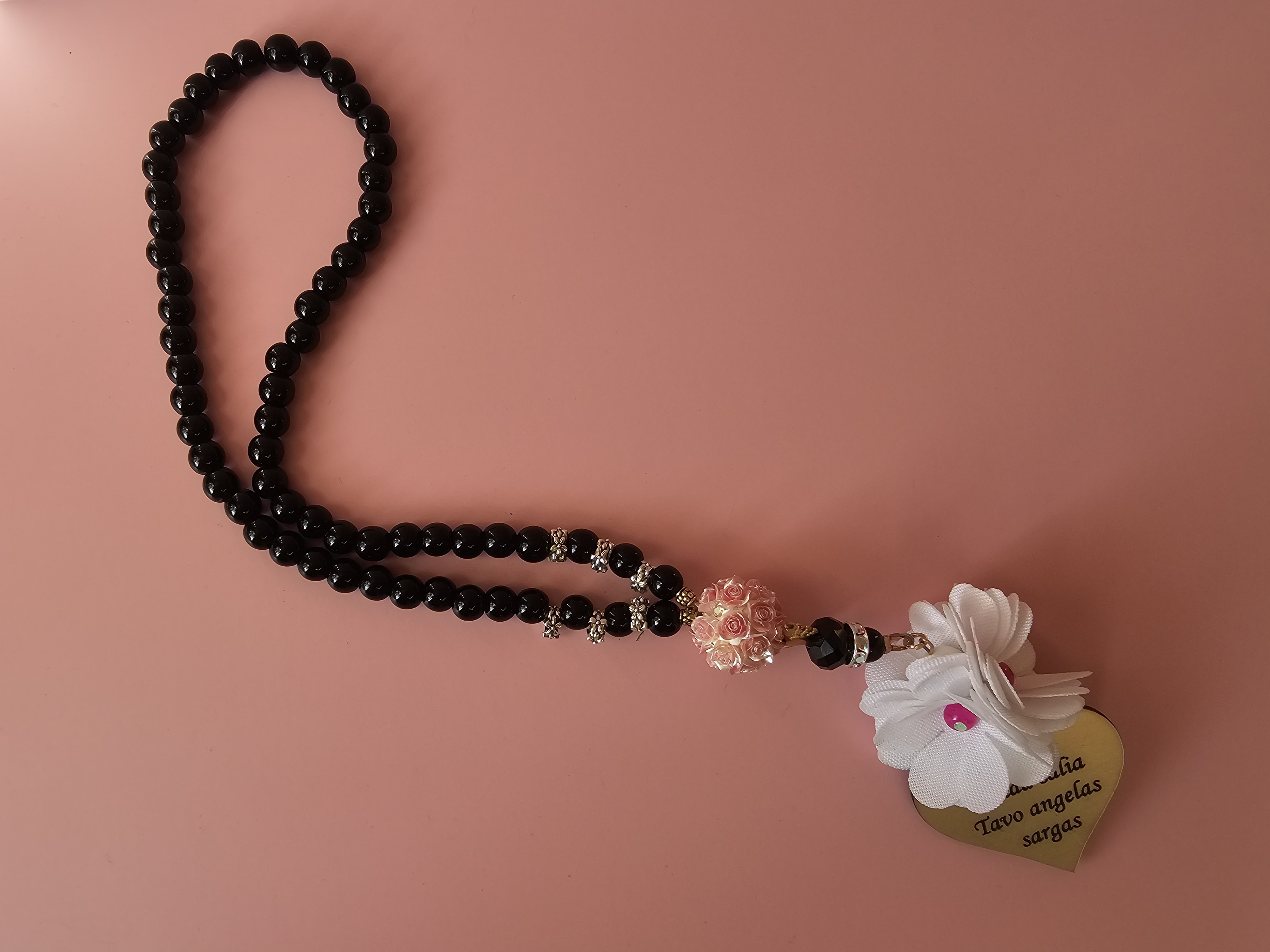 Automobilio pakabukas su užrašu "Visada šalia Tavo angelas sargas"