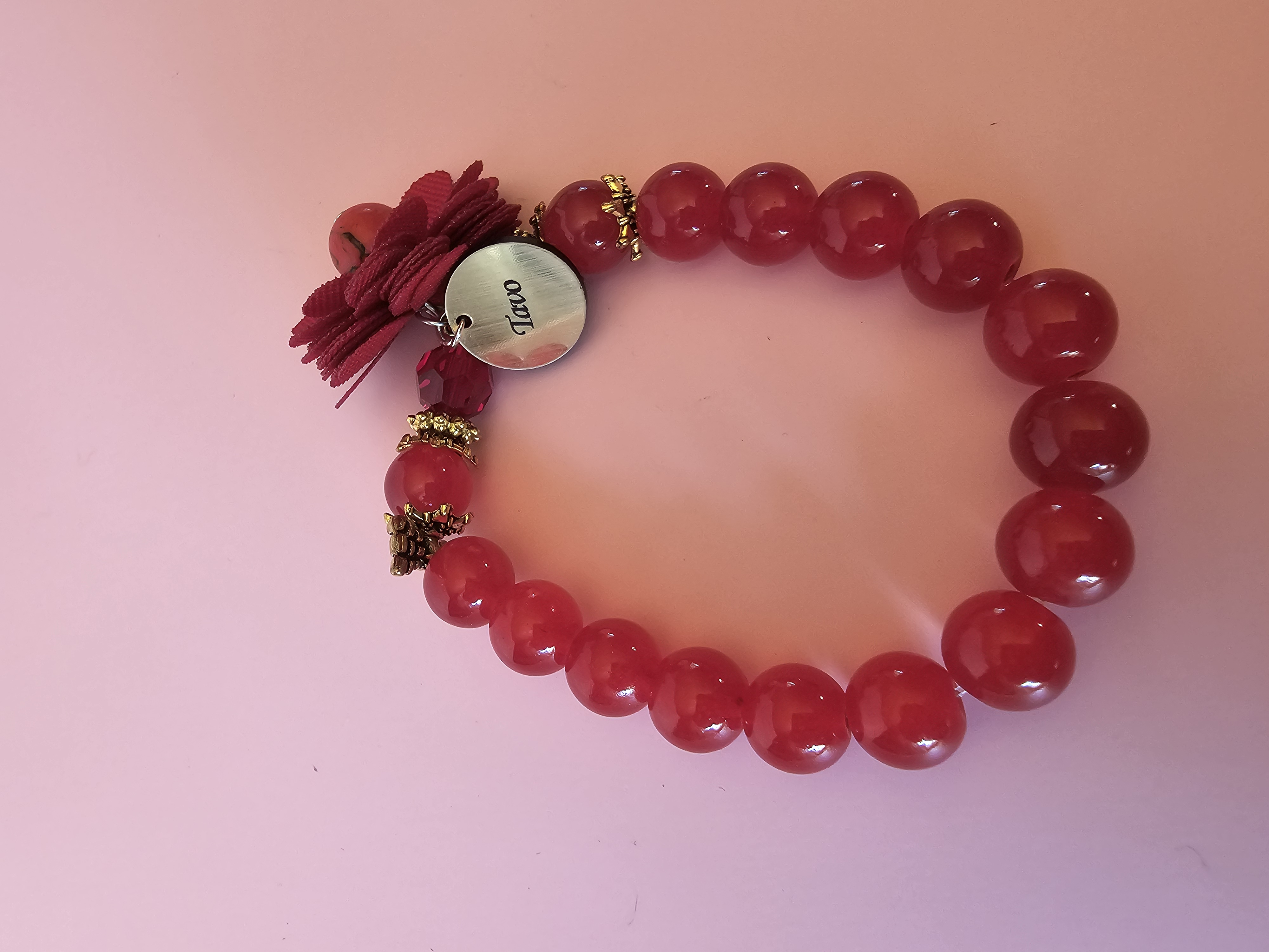 Raudona apyrankė su užrašu "Tavo"