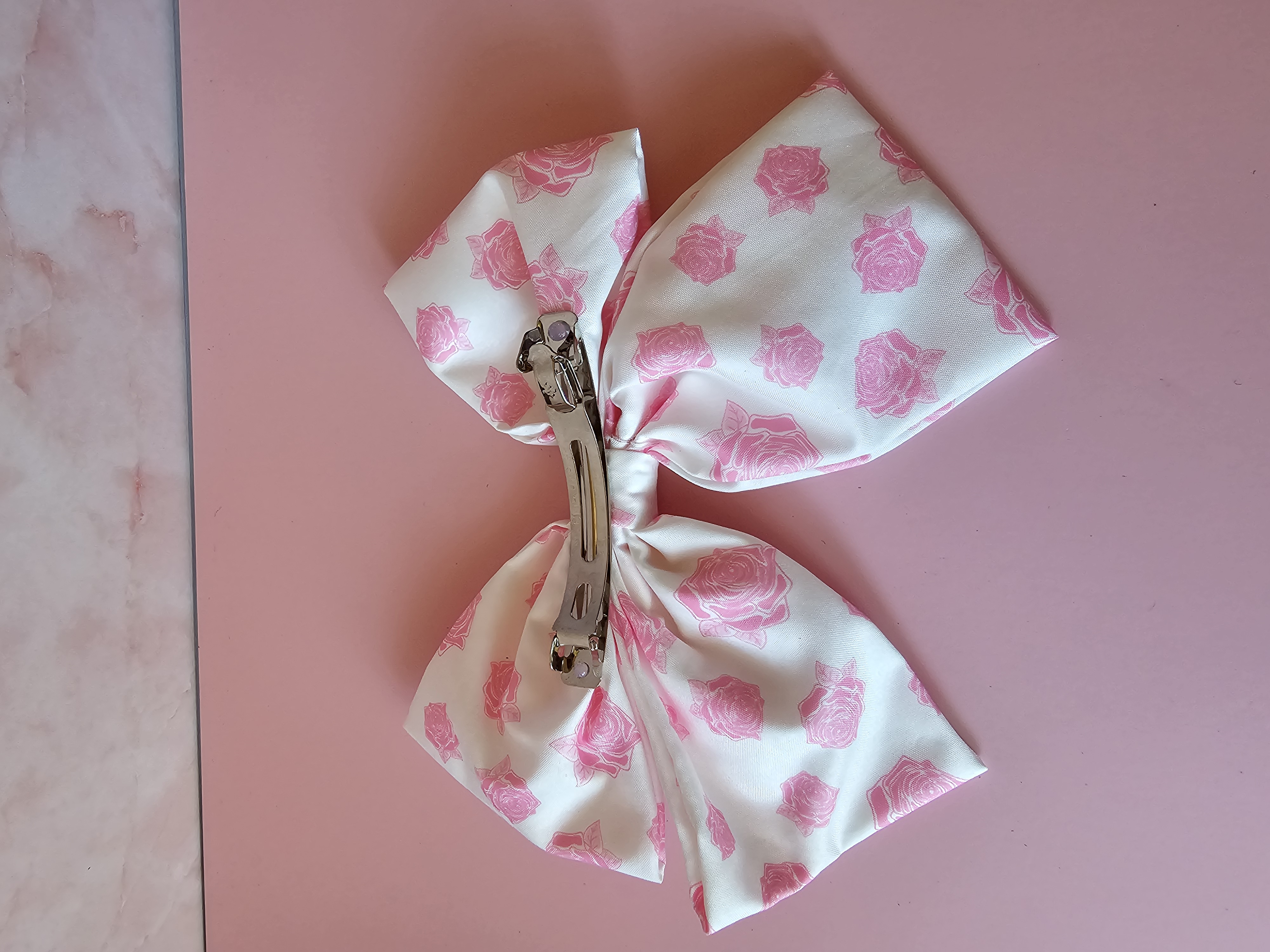 Plaukų segtukas kaspinas - baltas su rožinėmis rožėmis