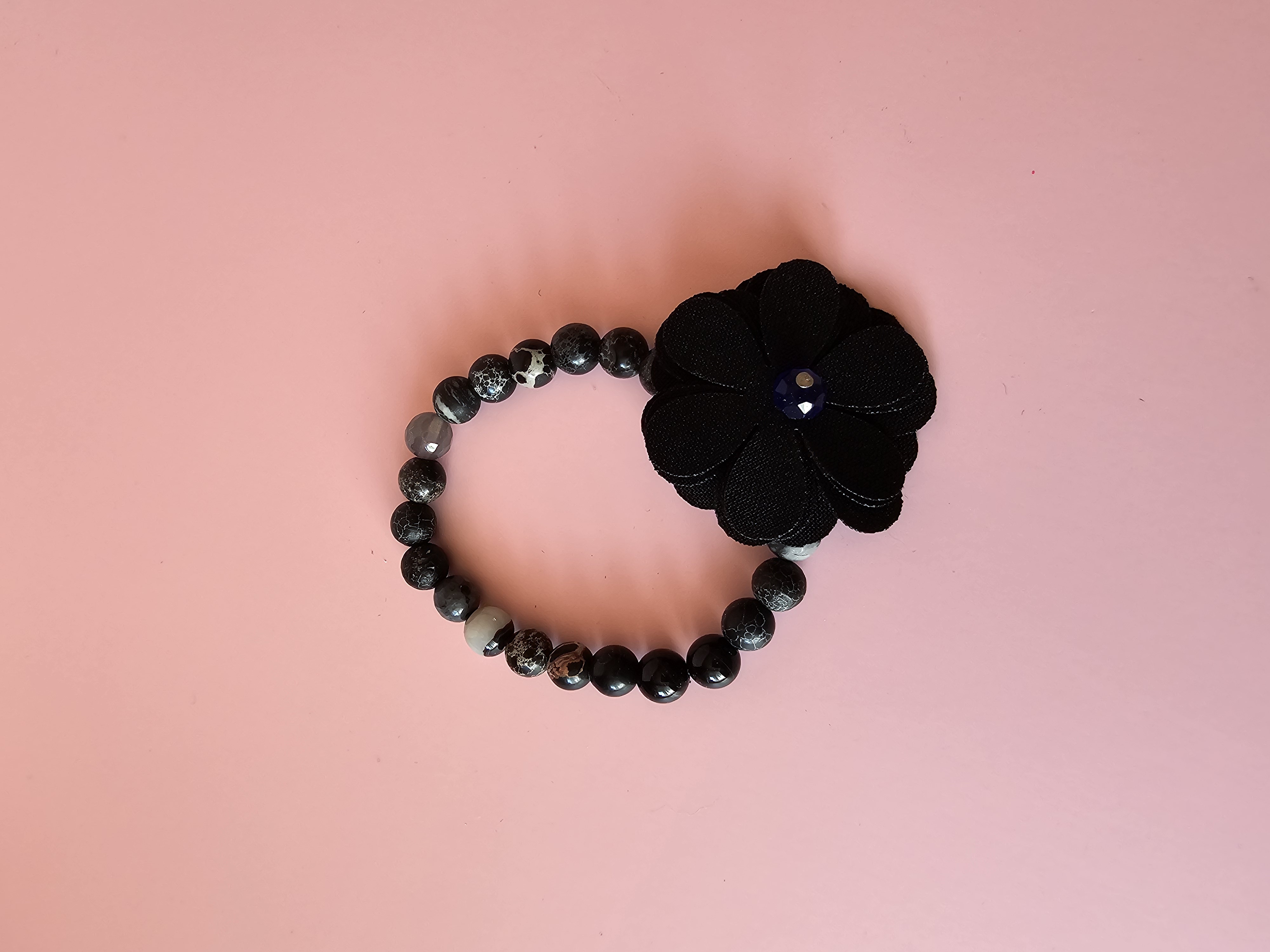 Juoda apyrankė su užrašu "Sesės"