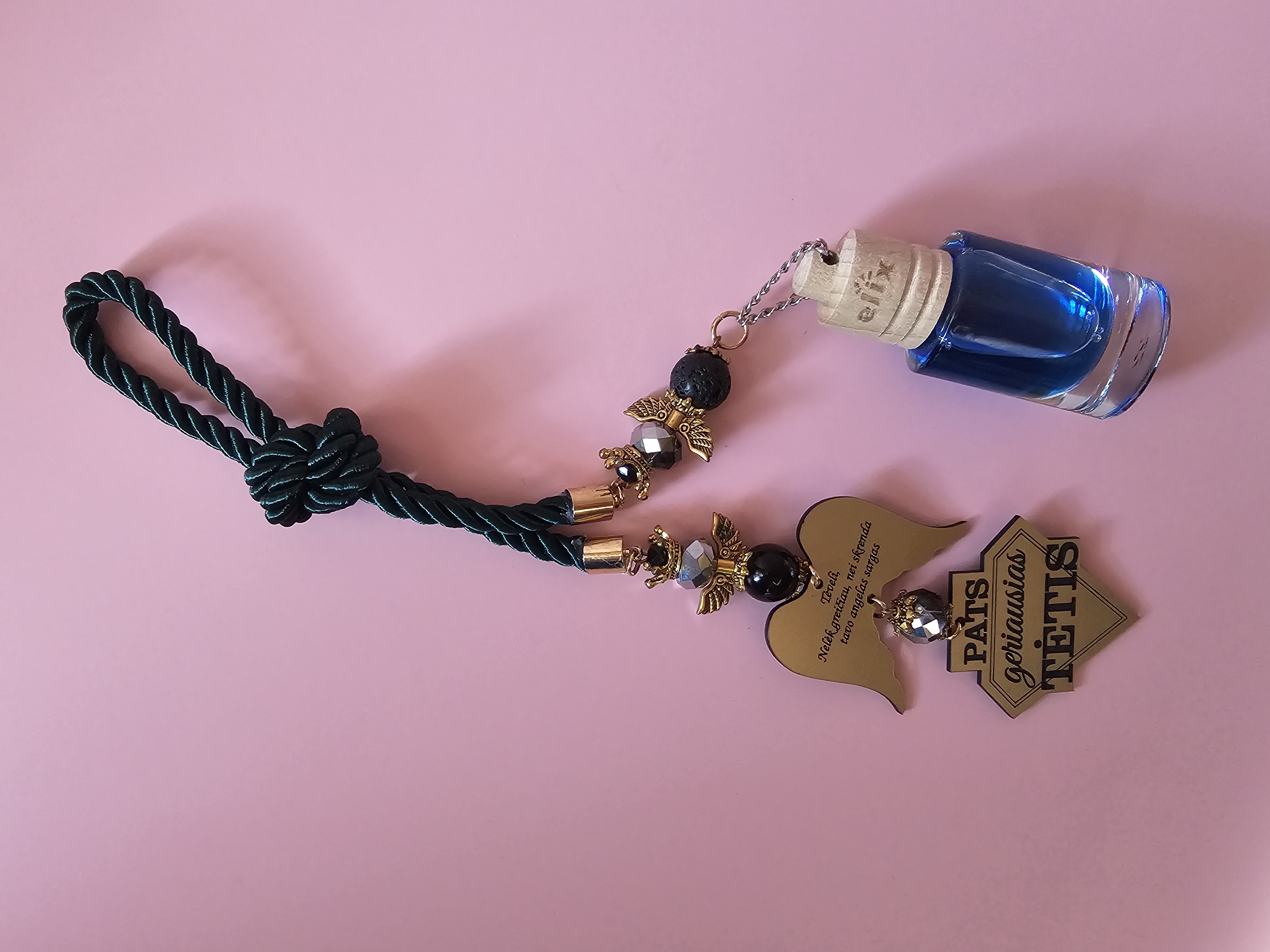 Automobilio pakabukas ir kvapukas su užrašu "Tėtis..."