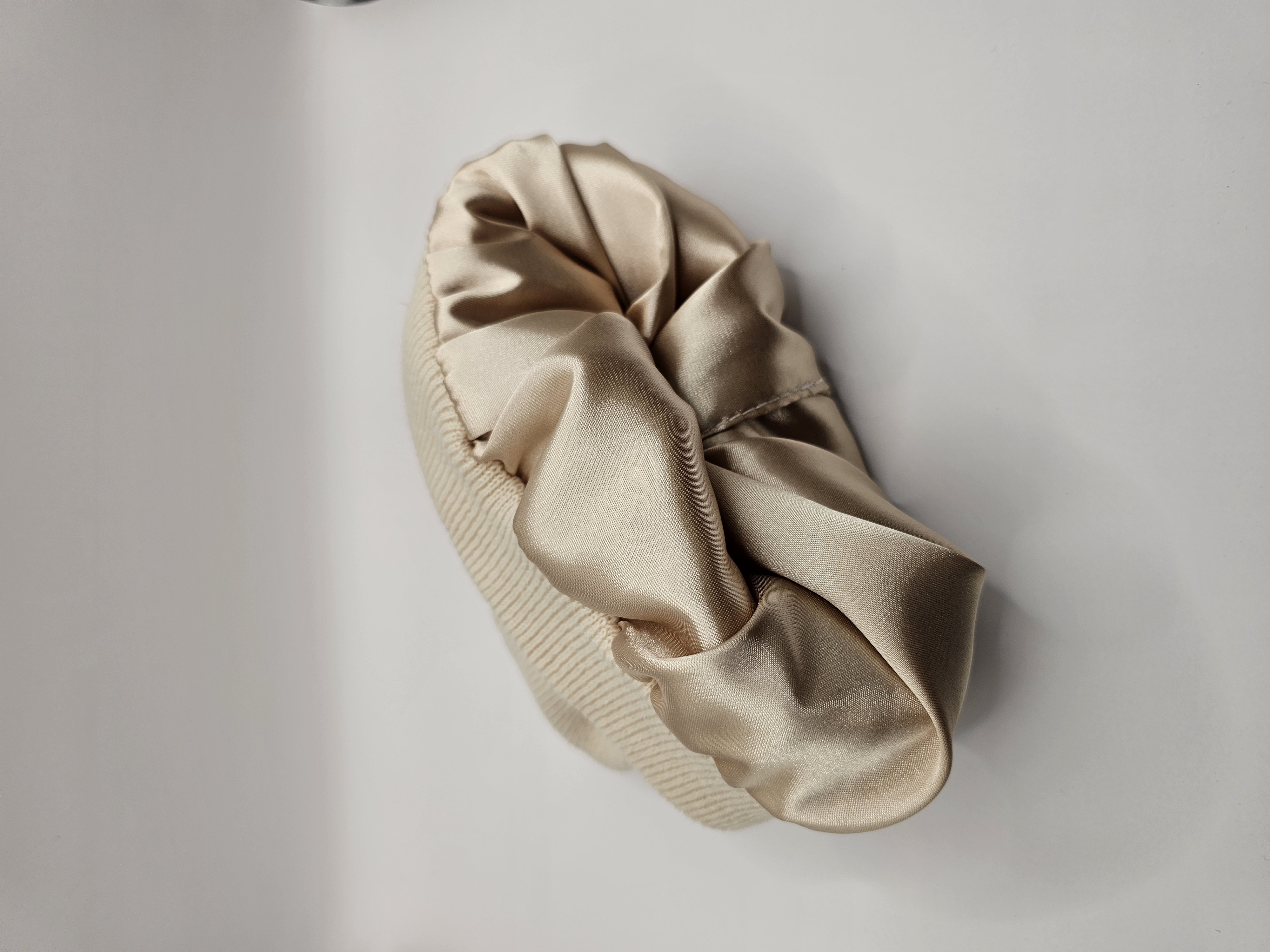 Kreminė žieminė kepurė su šilku