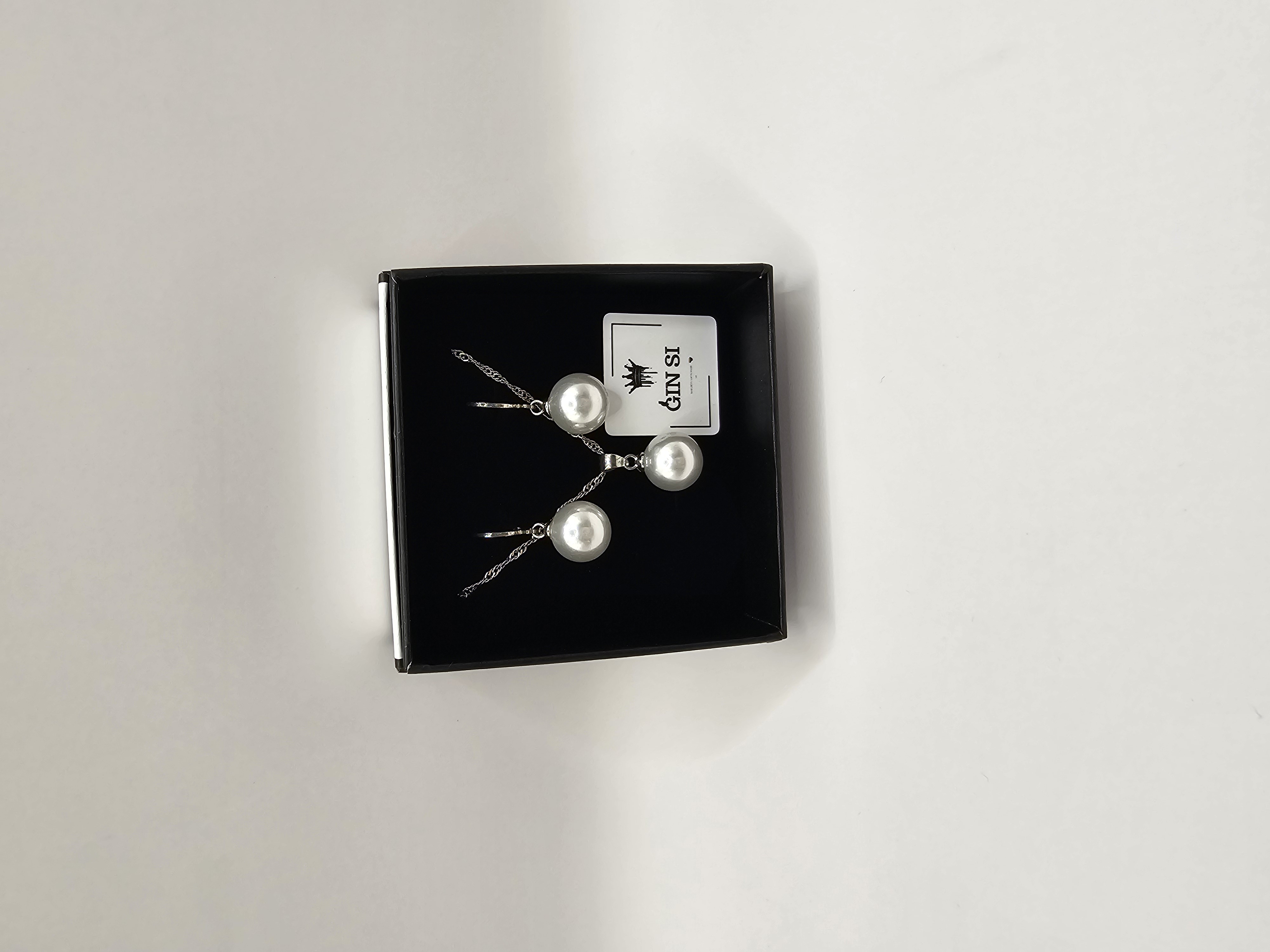 Papuošalų rinkinys su baltais perlais