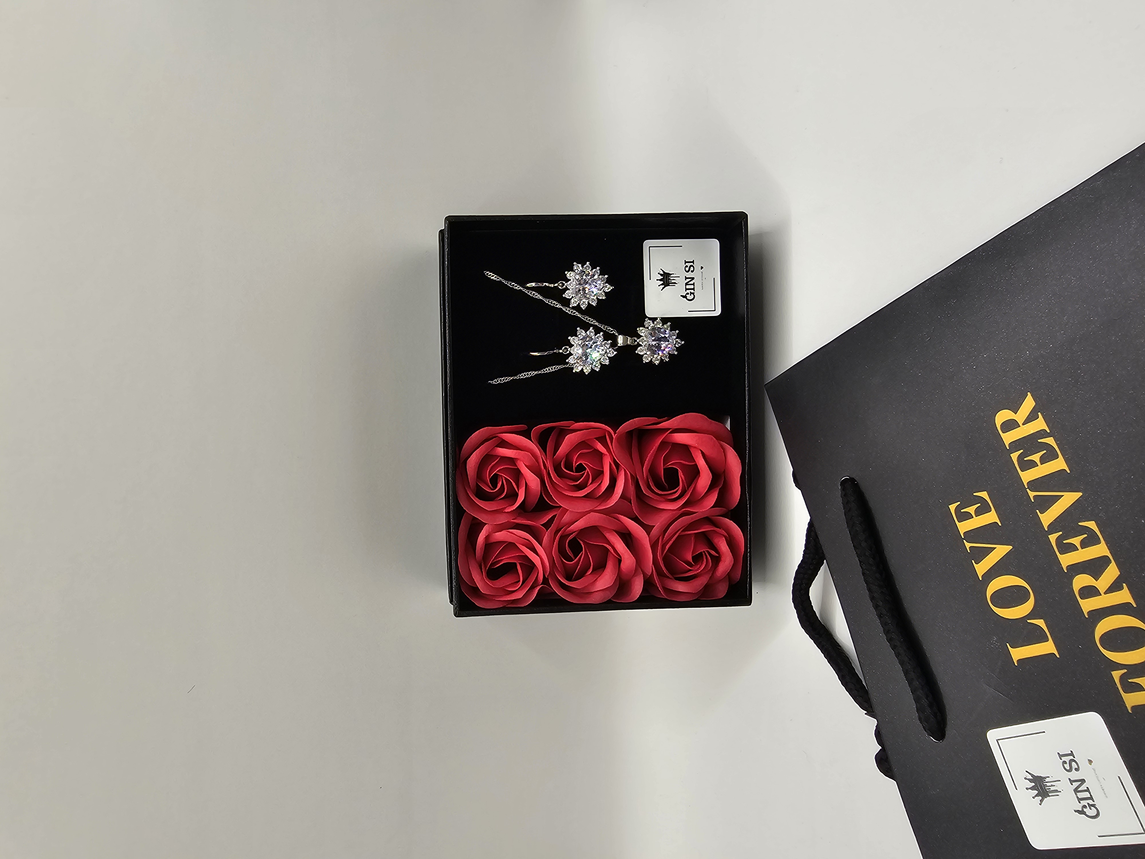 Papuošalų rinkinys su skaidria širdele ir muilo rožėmis