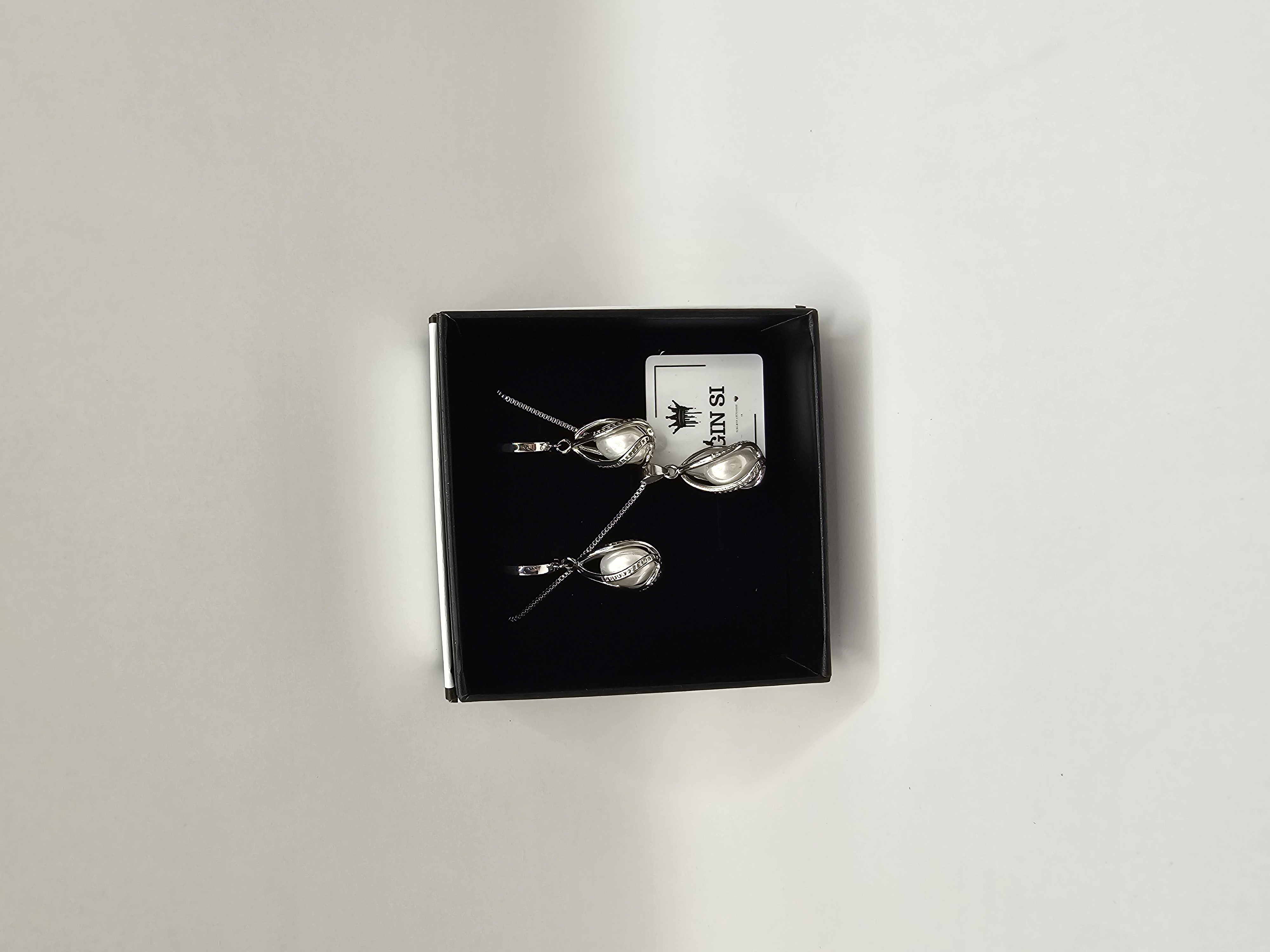 Papuošalų rinkinys suktas lašas su baltu perlu