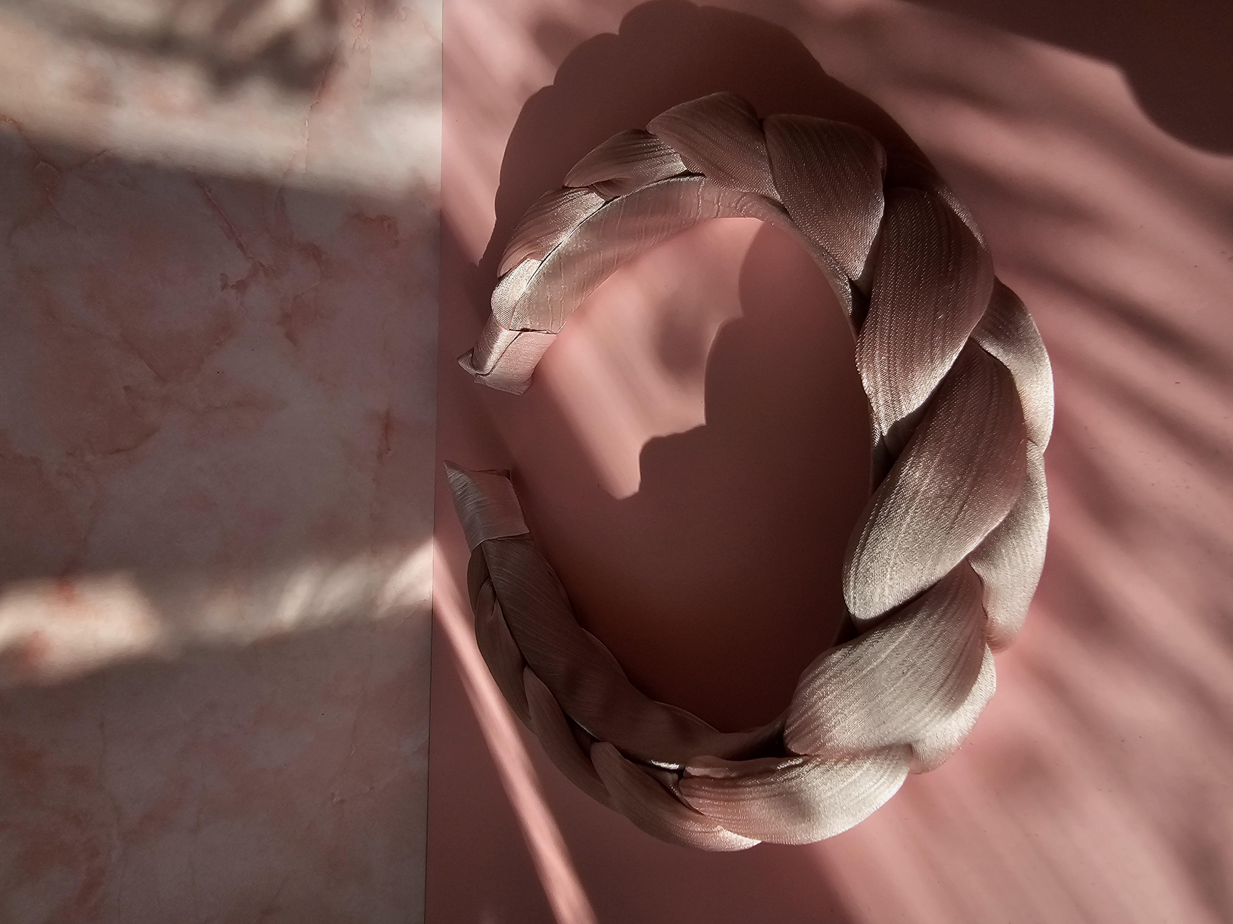 Rožinis pintas plaukų lankelis