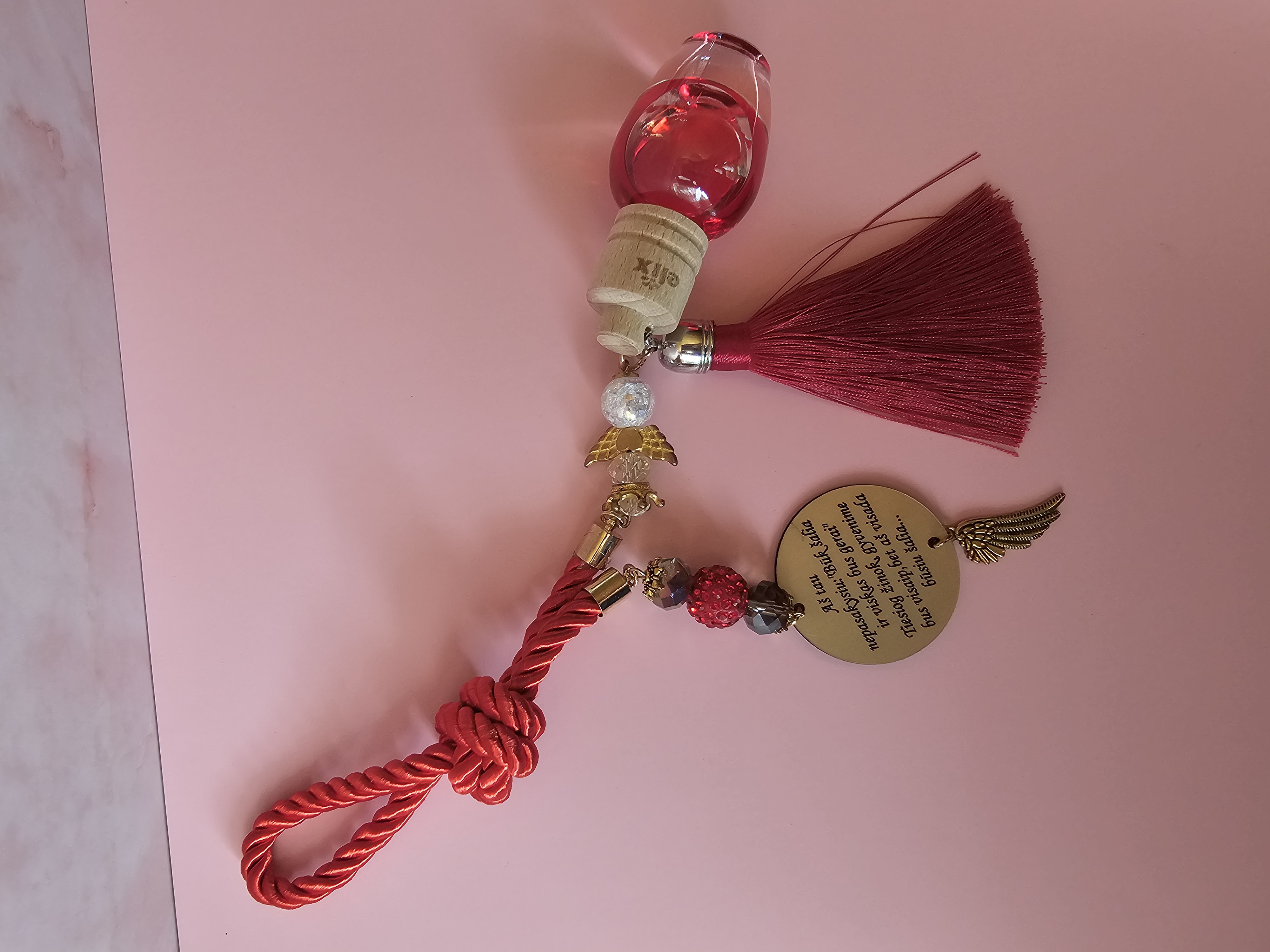 Automobilio pakabukas ir kvapukas su užrašu "Aš tau nepasakysiu...."