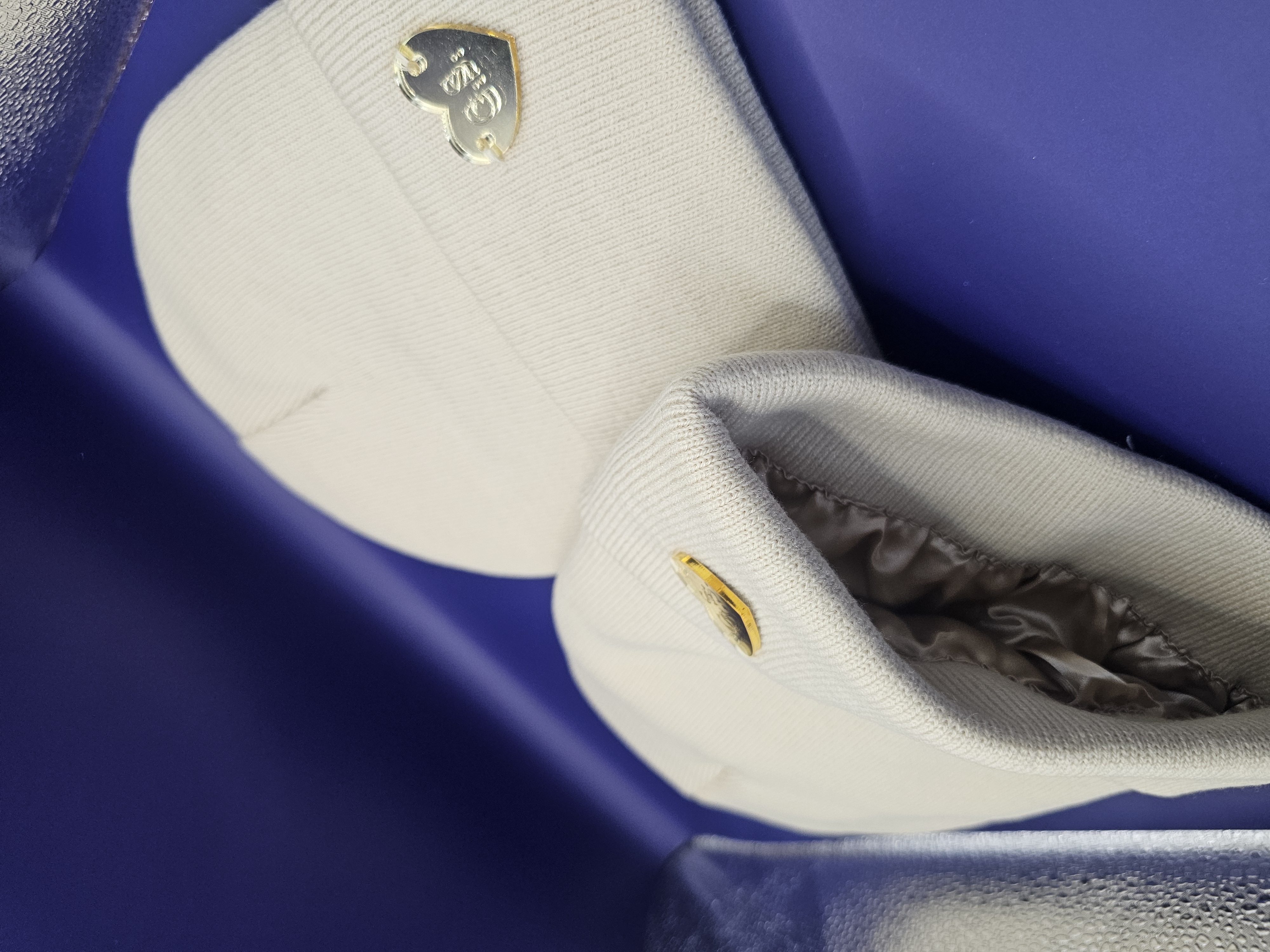 Kreminė kepurė su šilku