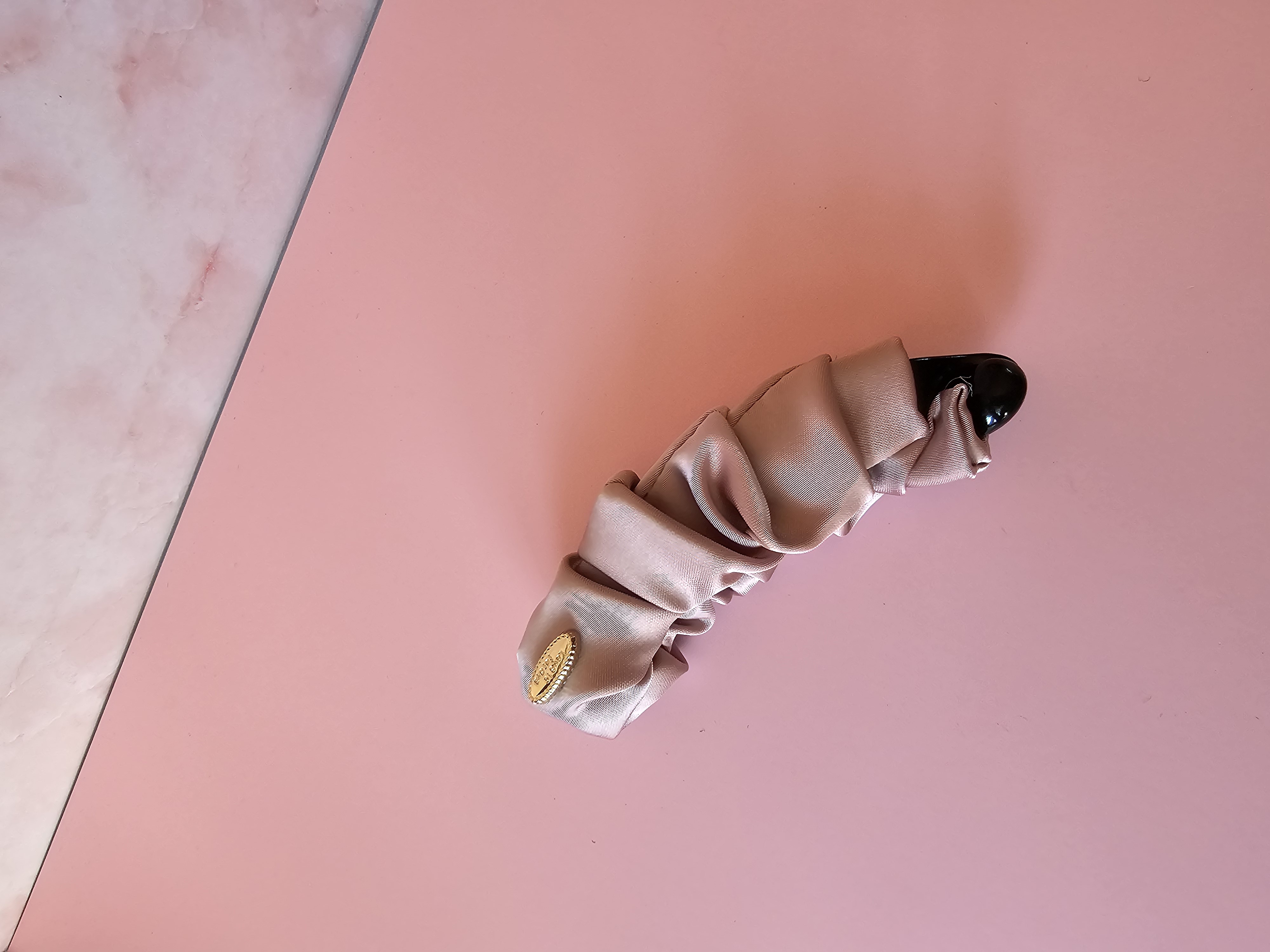 Plaukų segtukas - rožinis satino žiogelis