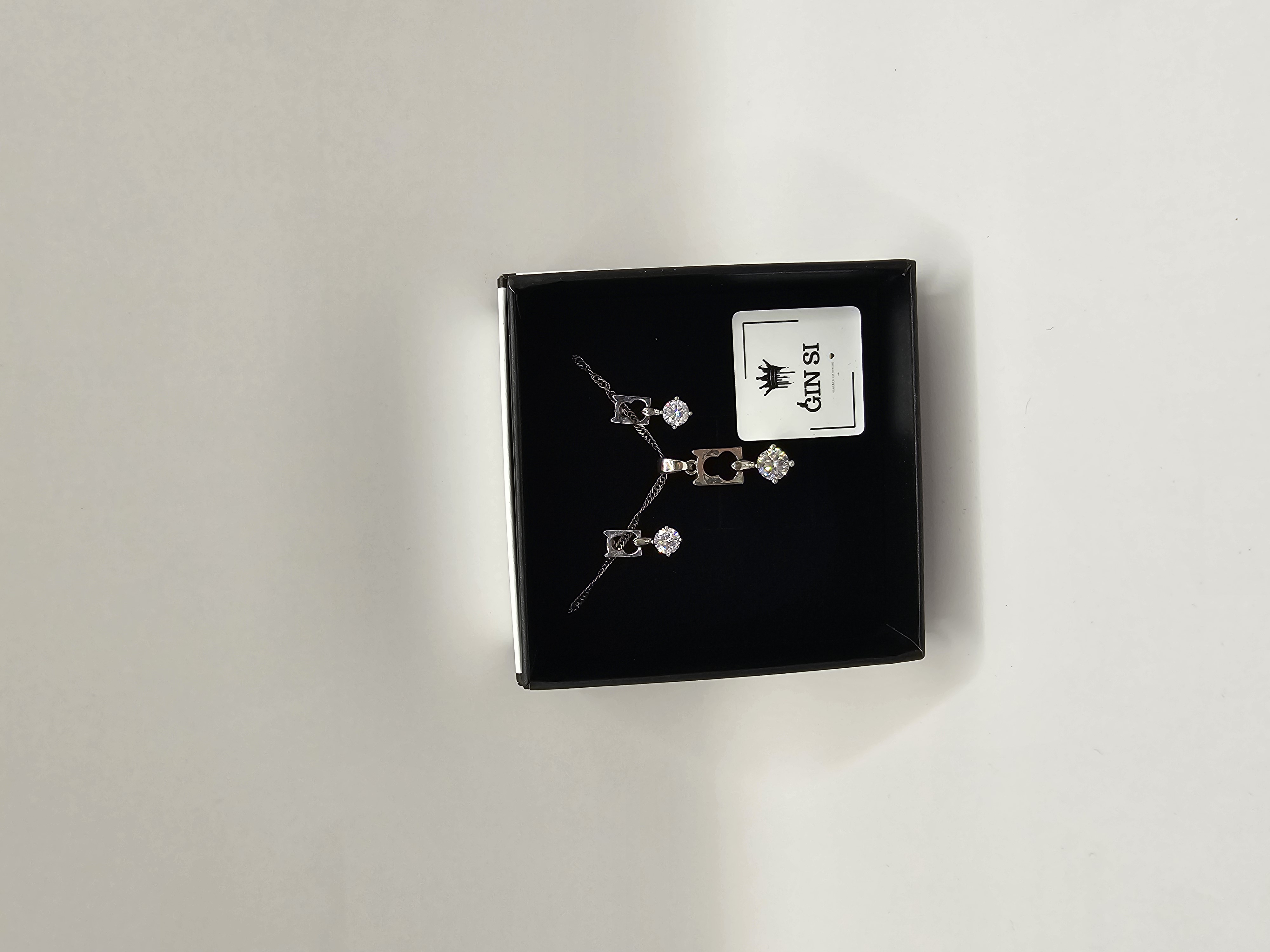 Papuošalų rinkinys su cirkoniukais - kortelės