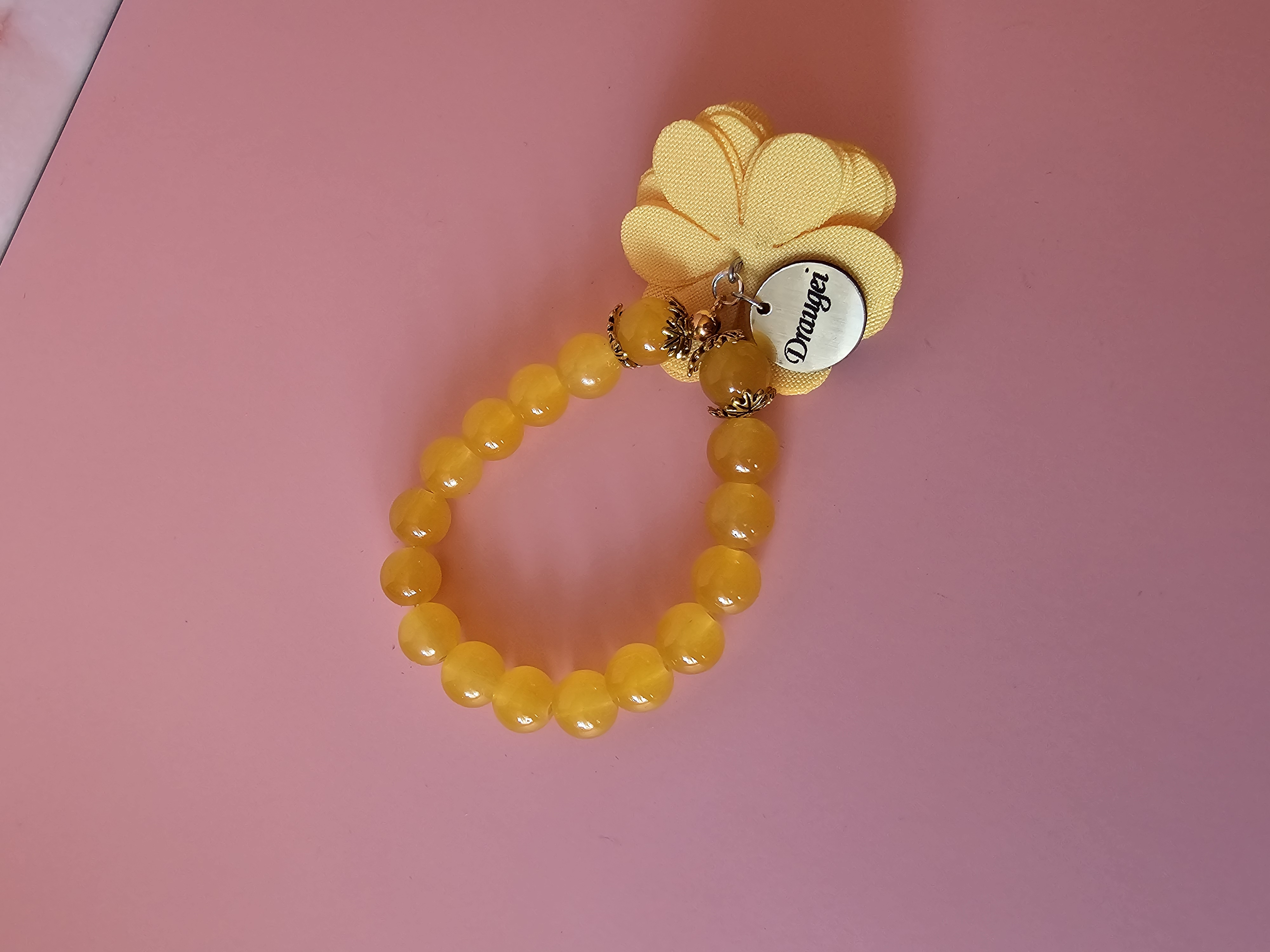 Geltona apyrankė su užrašu "Draugei"