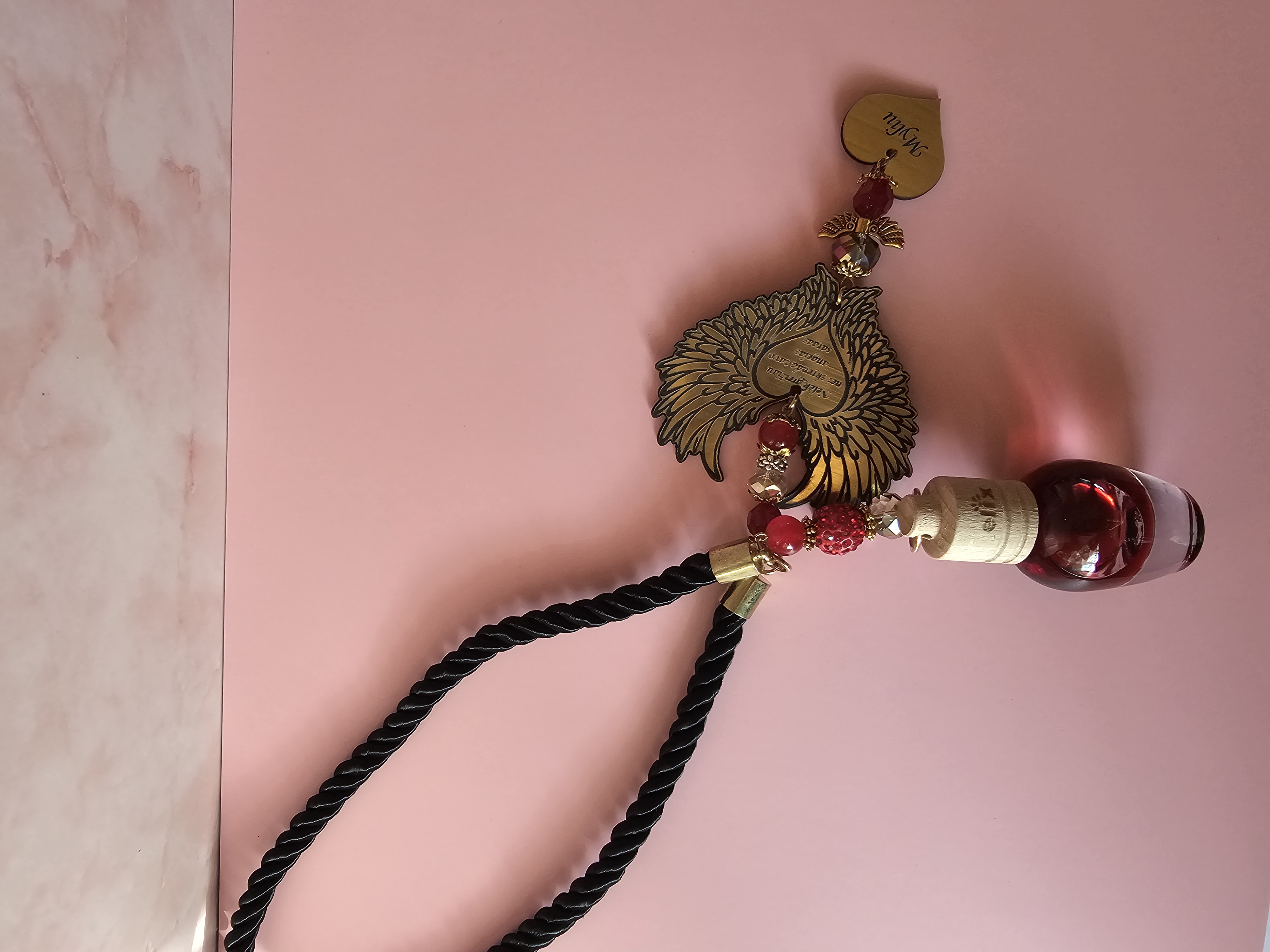 Automobilio pakabukas ir kvapukas su užrašu "Nelėk greičiau nei skrenda tavo..."