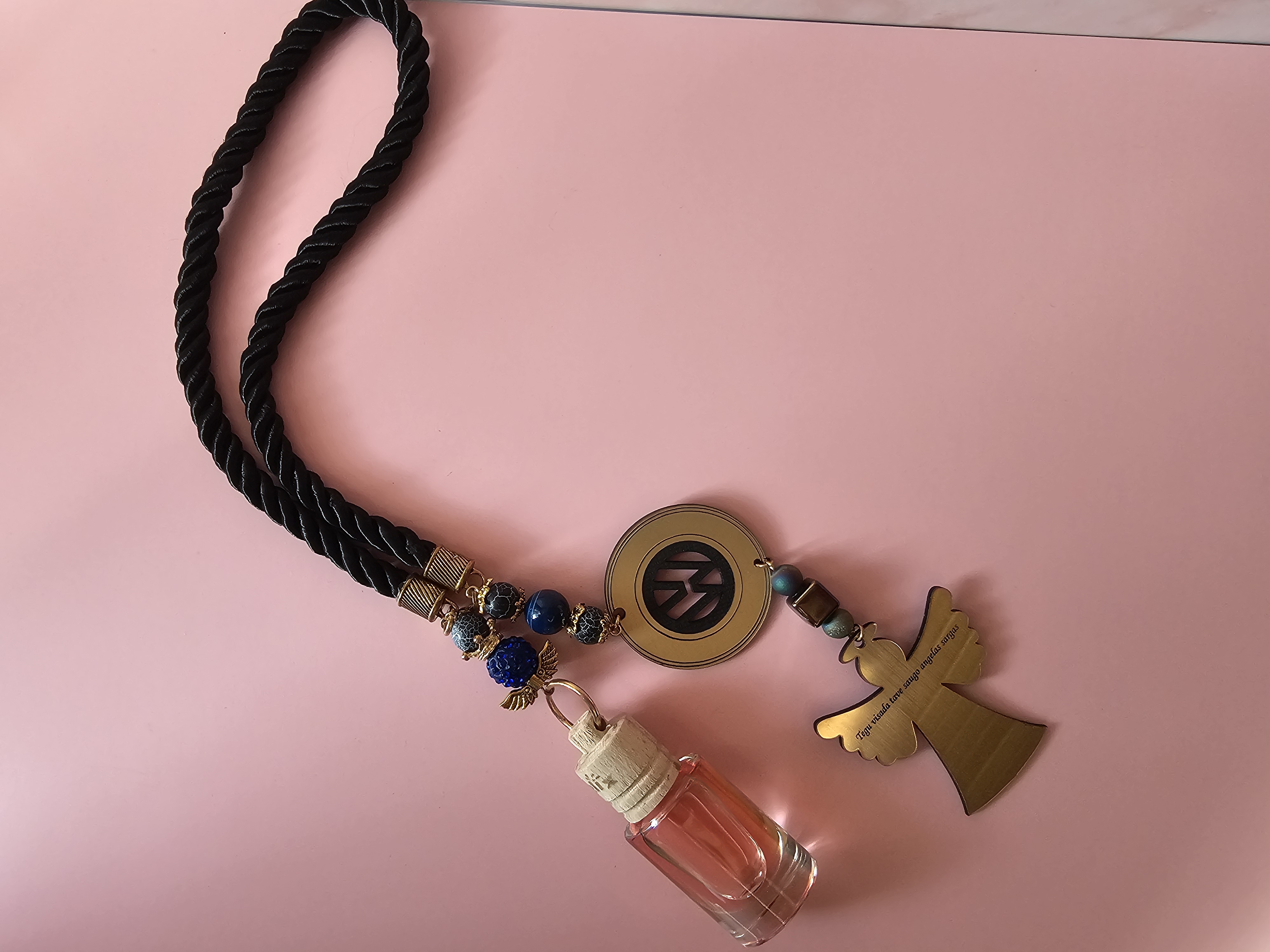 Automobilio pakabukas ir kvapukas su užrašu "Tegul visada..." ir volkswagen ženklu