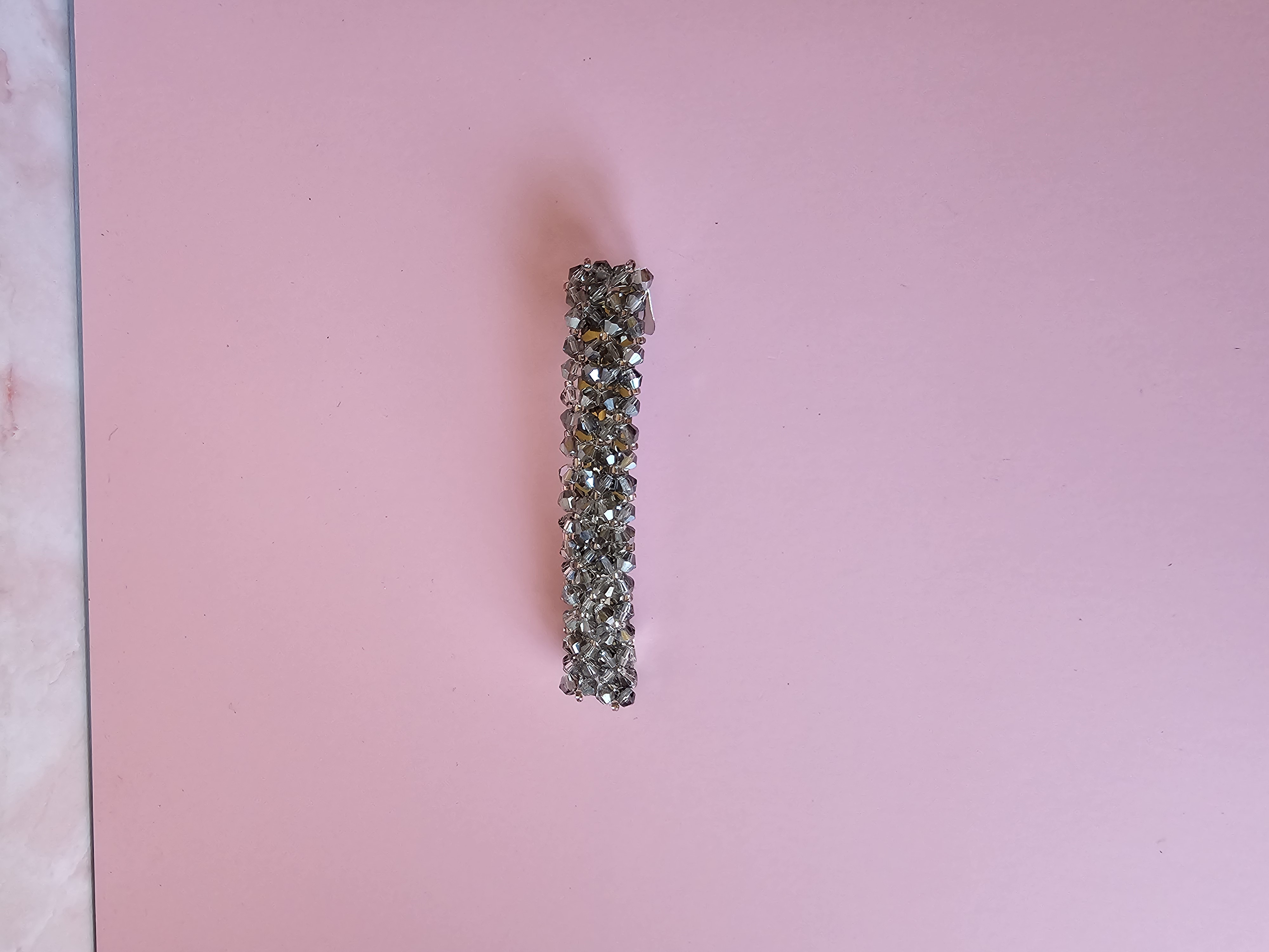 Blizgus pilkas plaukų segtukas