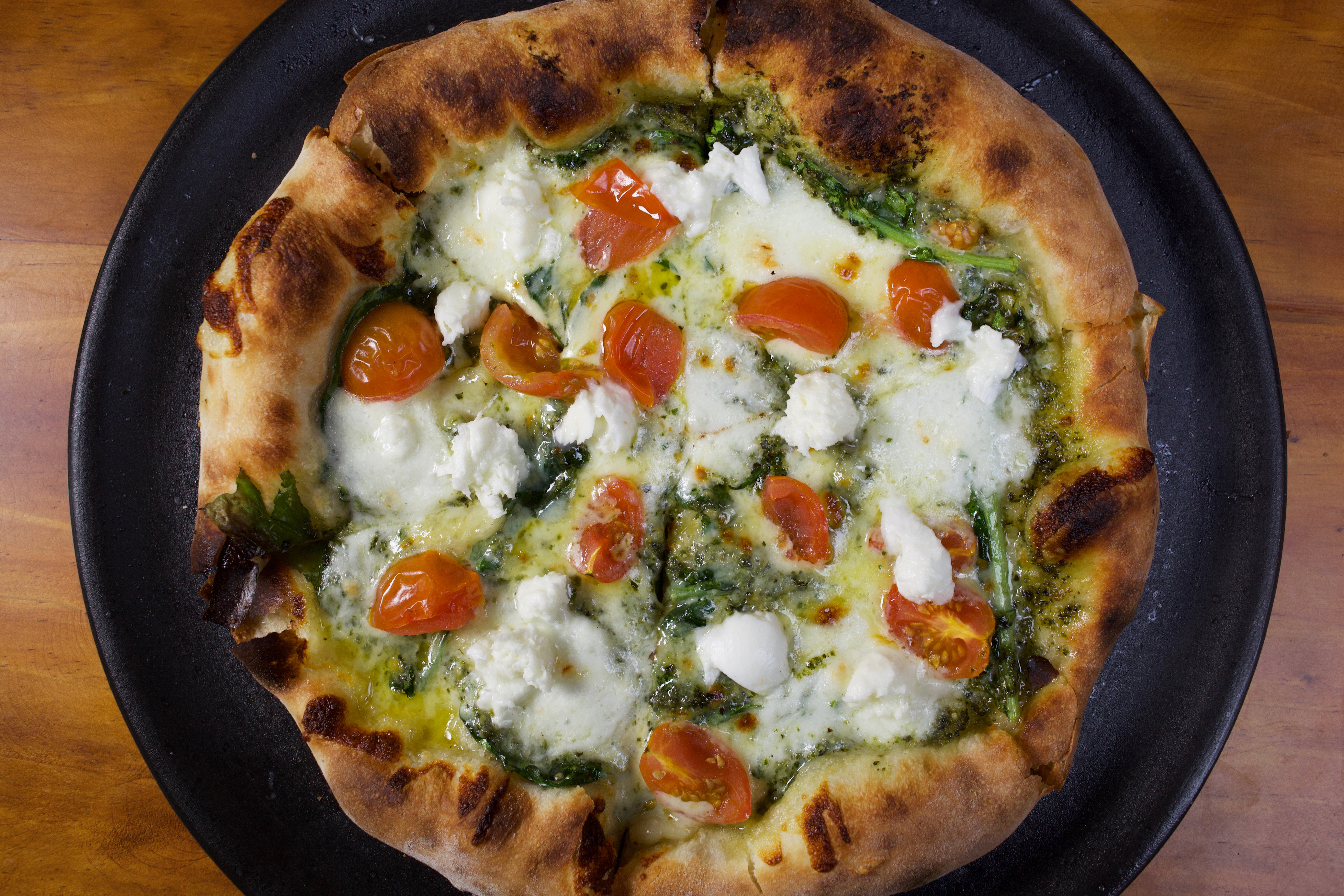 Pizza rúgula y pesto