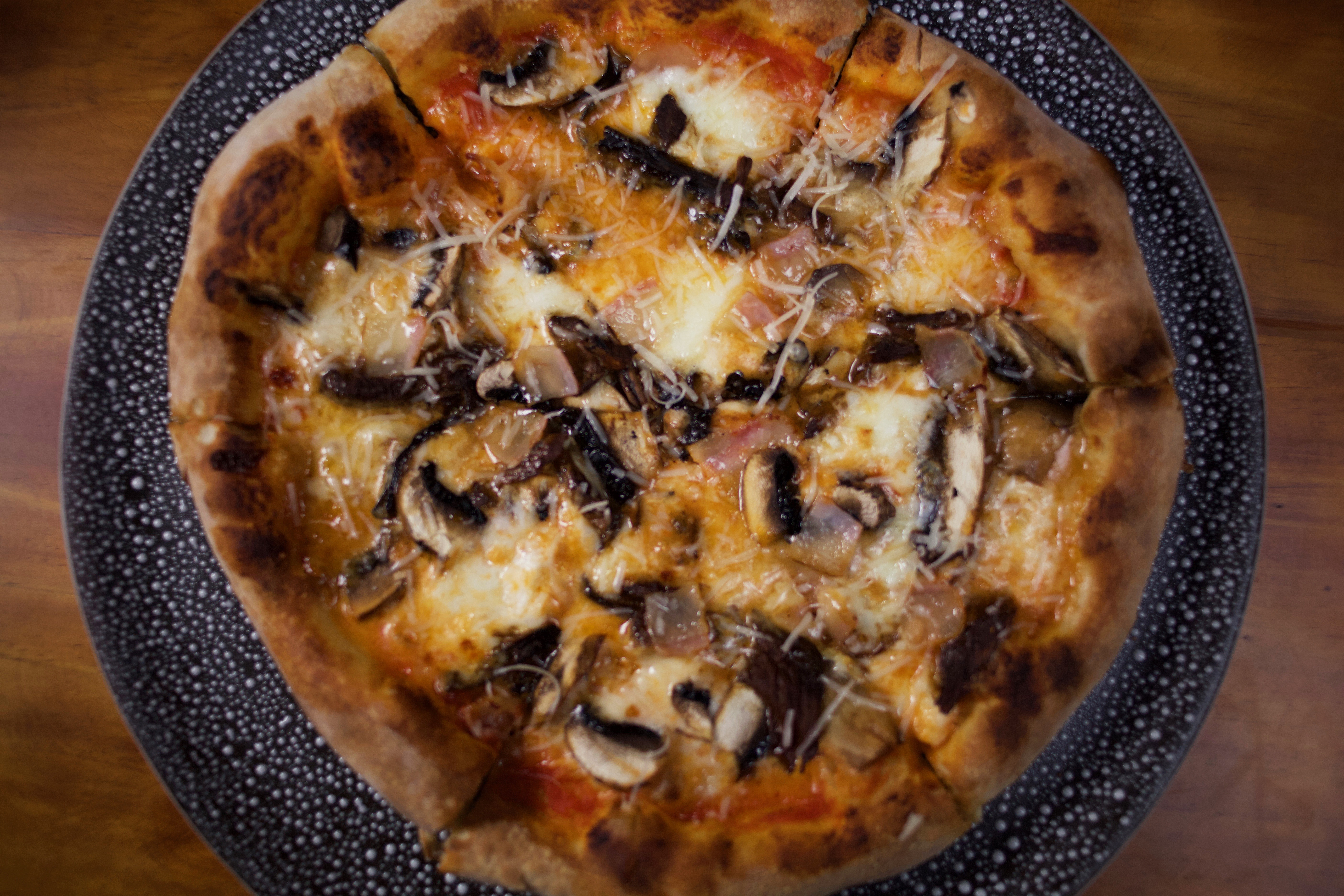 Pizza tocineta y setas