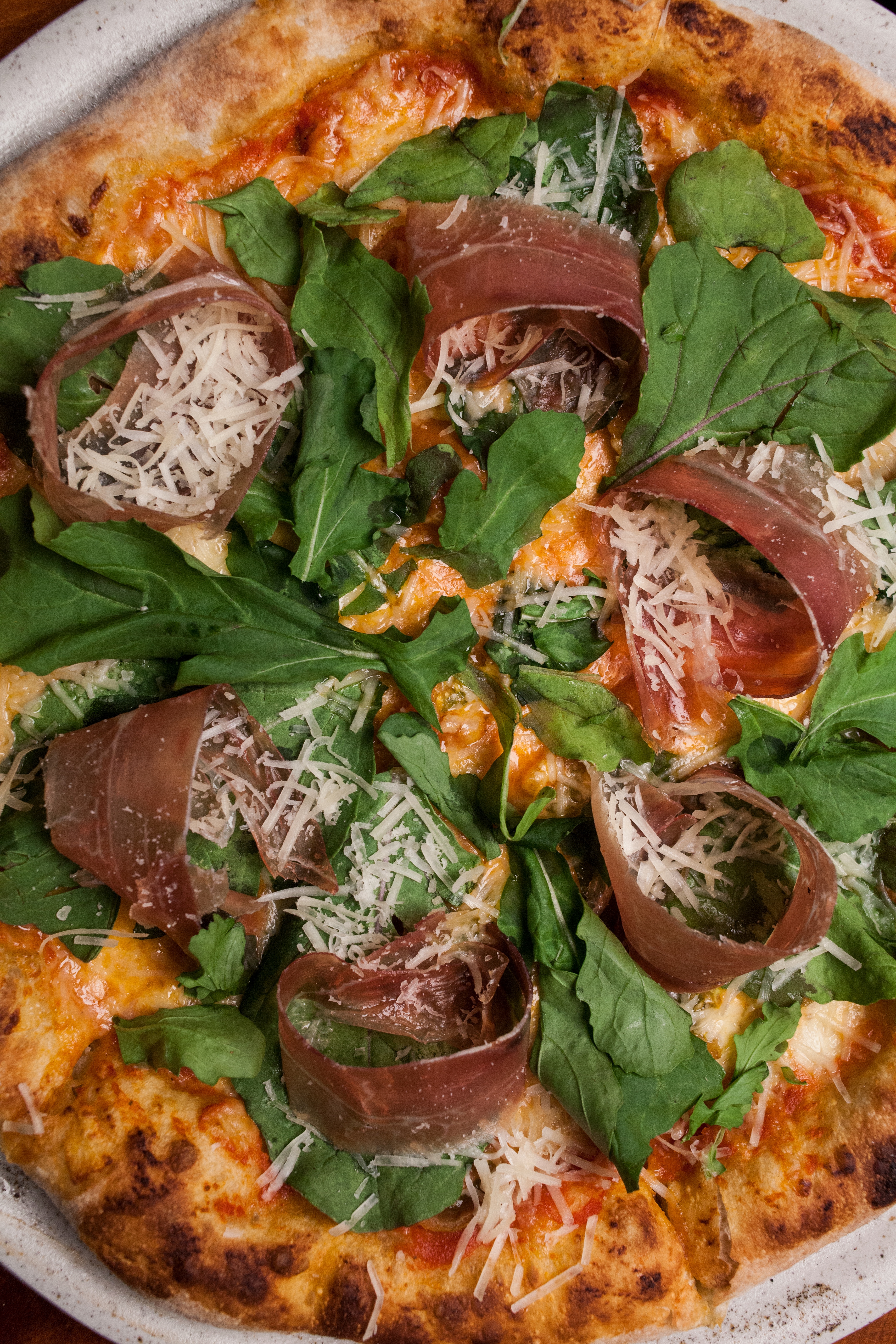 Pizza prosciutto y rúgula
