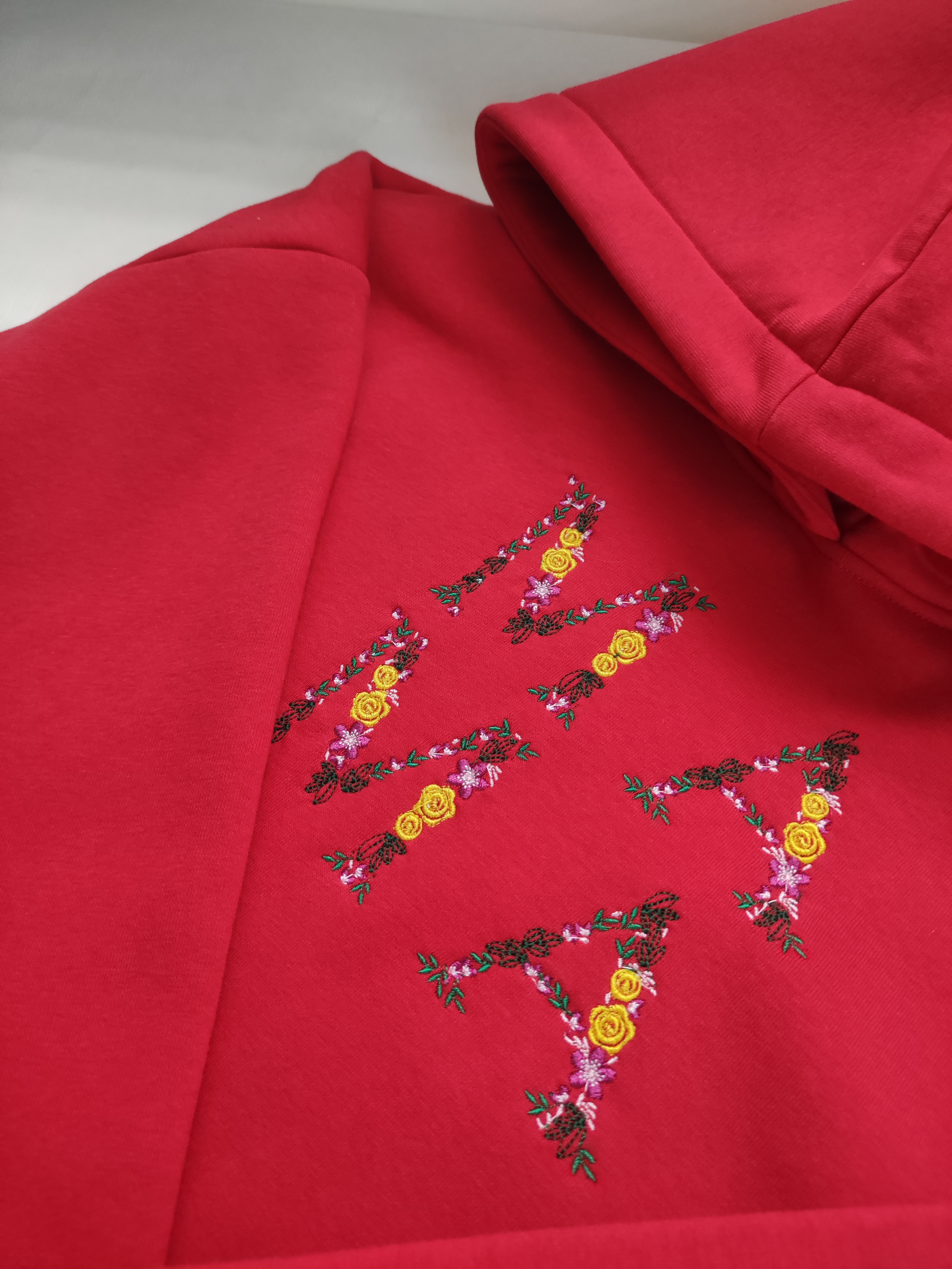 Džemperis su siuvinėtu gėlių užrašu MAMA