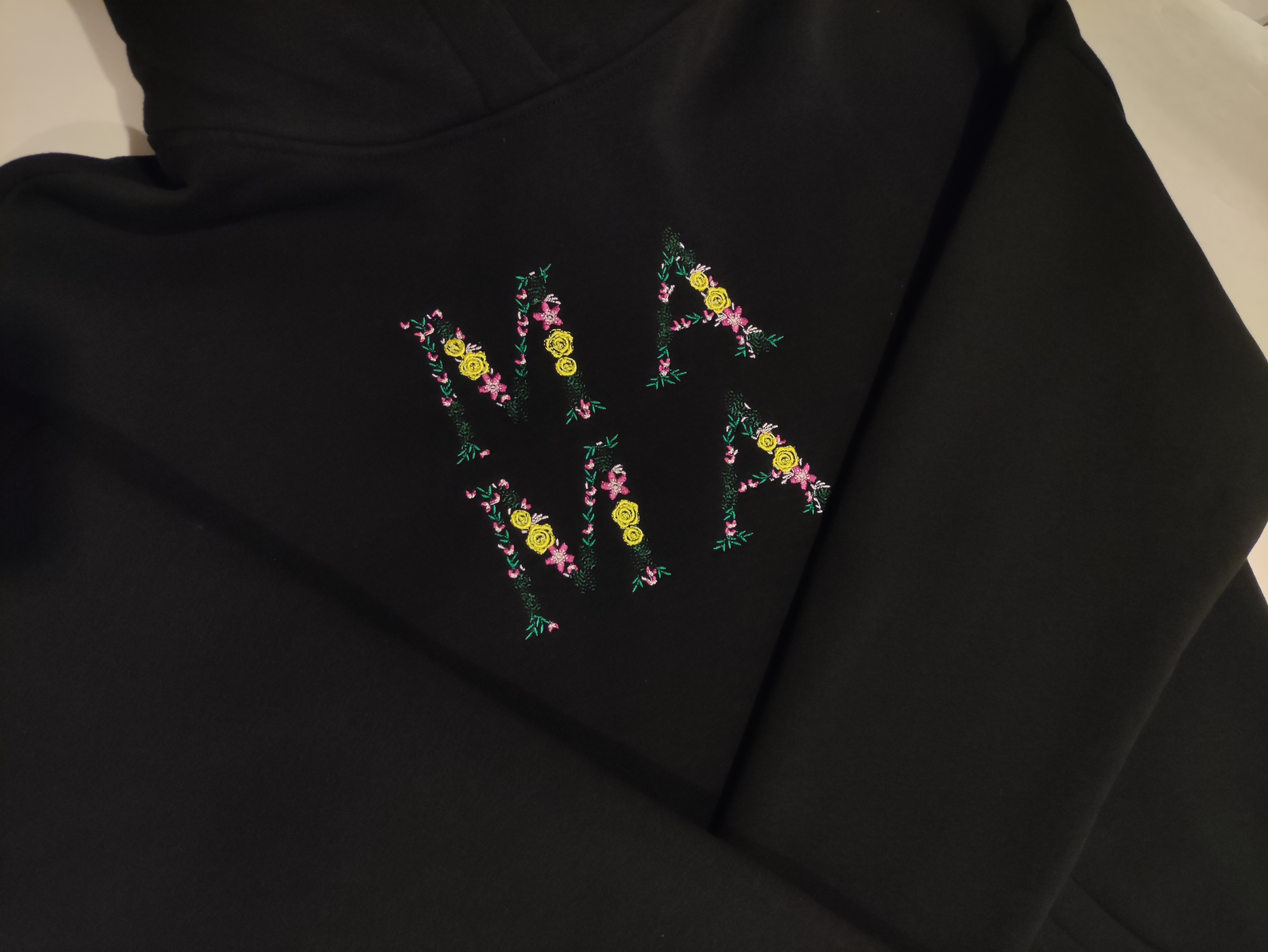 Džemperis su siuvinėtu gėlių užrašu MAMA