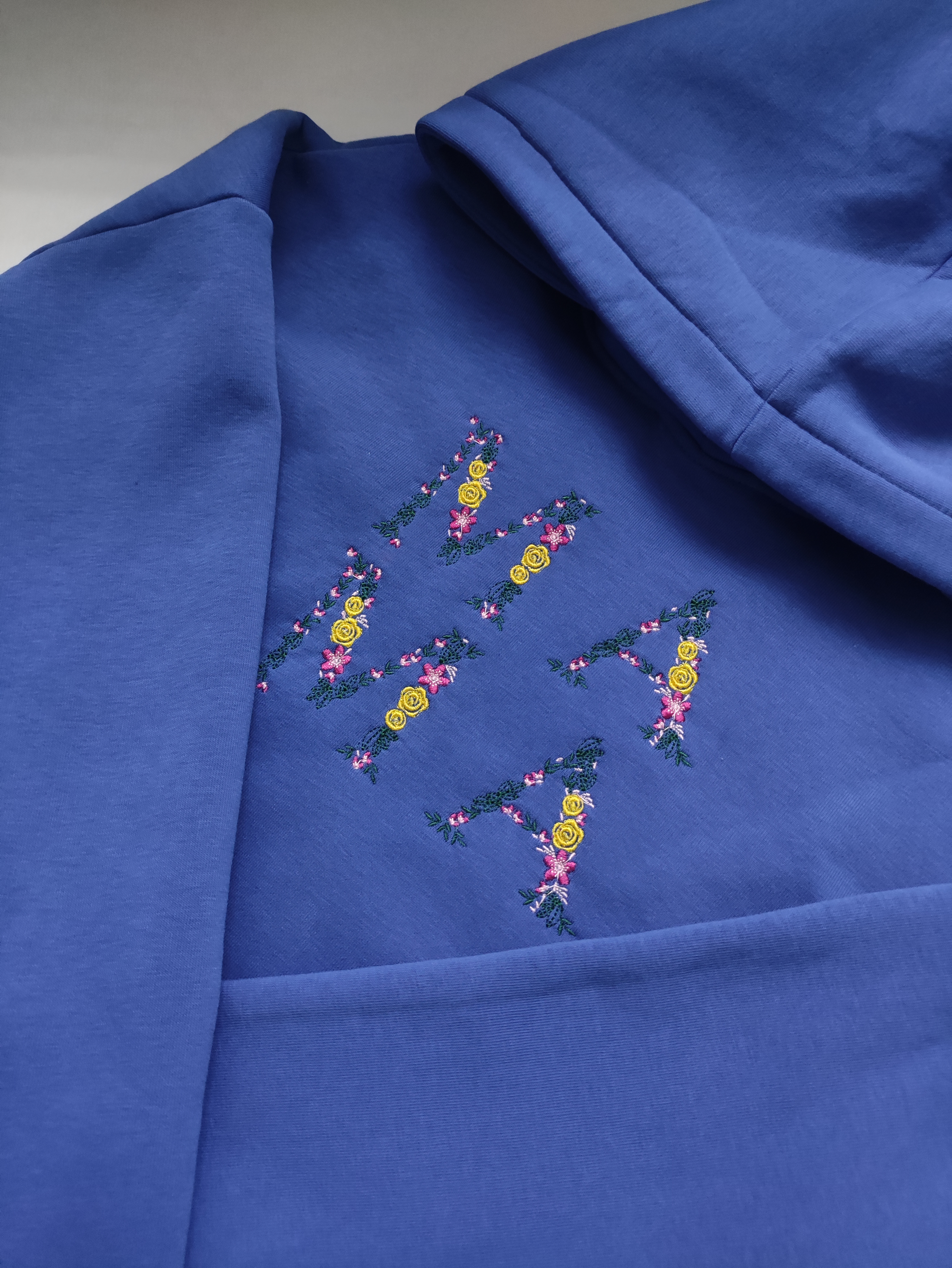 Džemperis su siuvinėtu gėlių užrašu MAMA